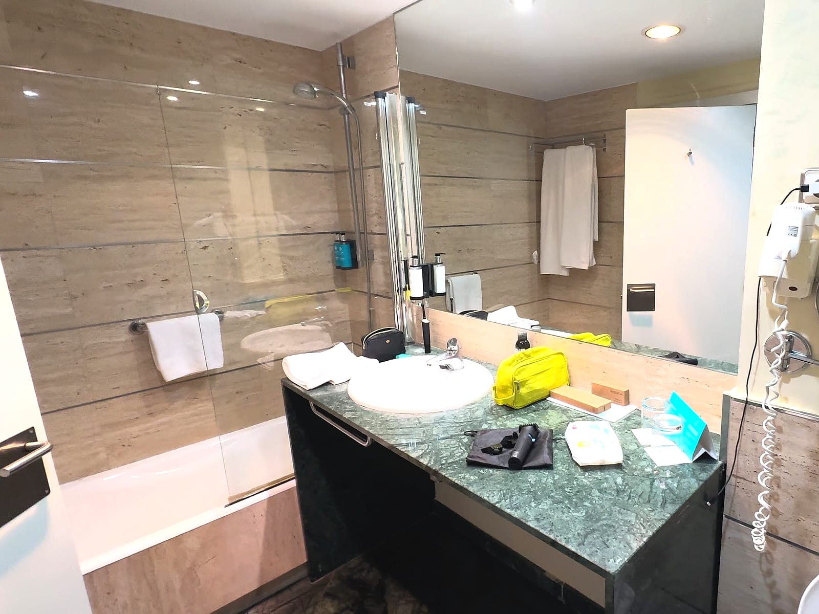 El baño de la suite del Alua Golf Trinidad, con lavabo de mármol verde y espejo