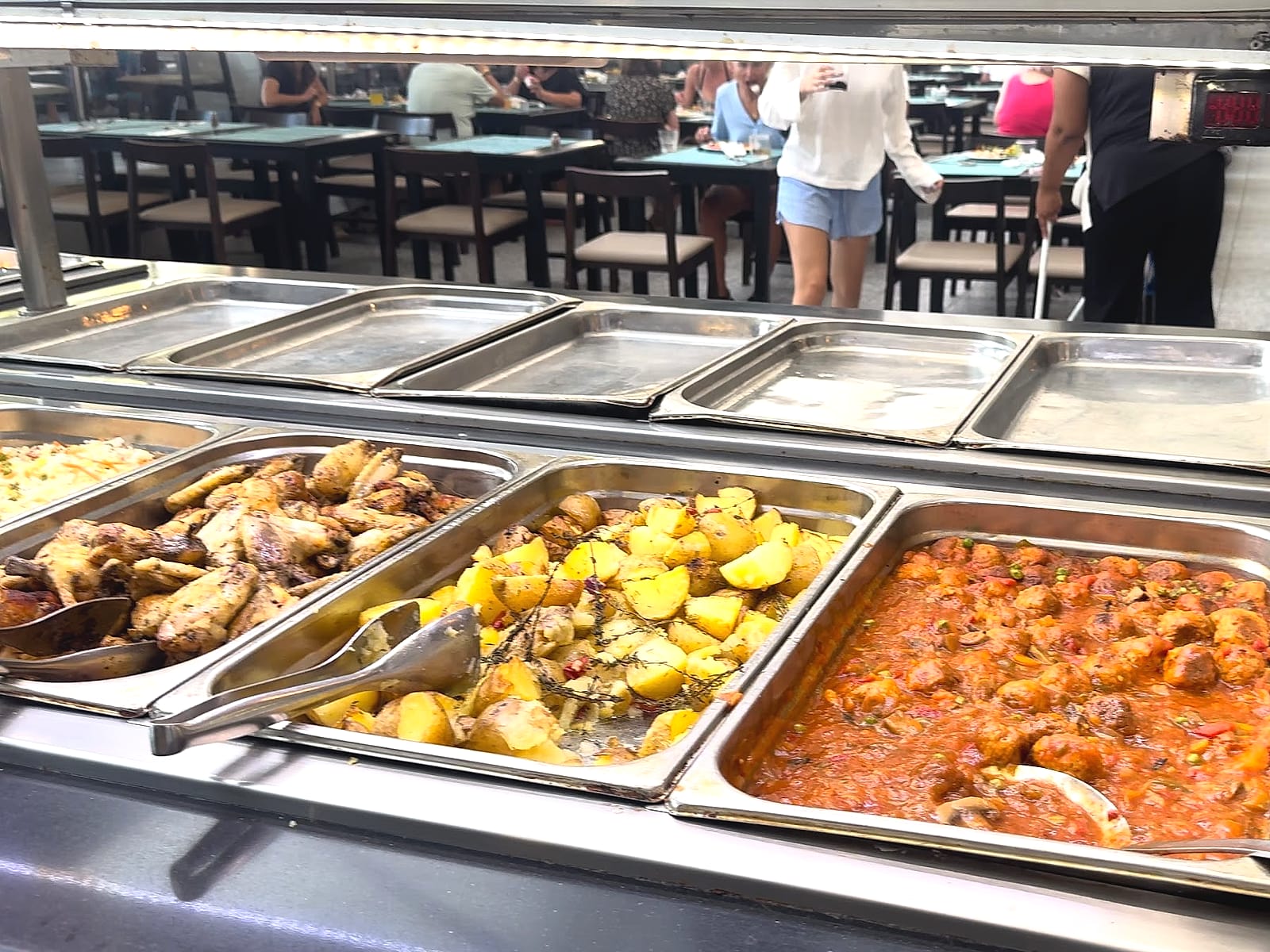 El buffet del almuerzo del Alua Golf Trinidad, con pollo, patatas y albóndigas en salsa