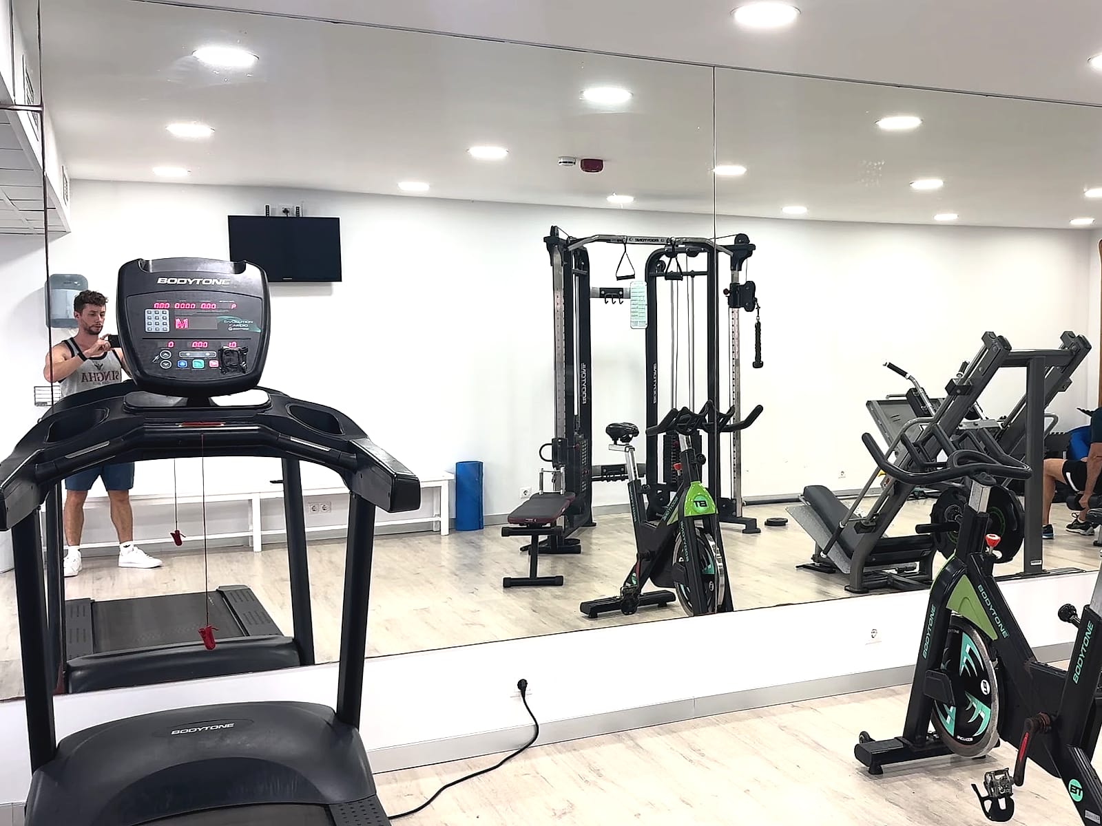 El gimnasio del Alua Golf Trinidad, con cinta de correr, bicicleta estática y máquinas de musculación