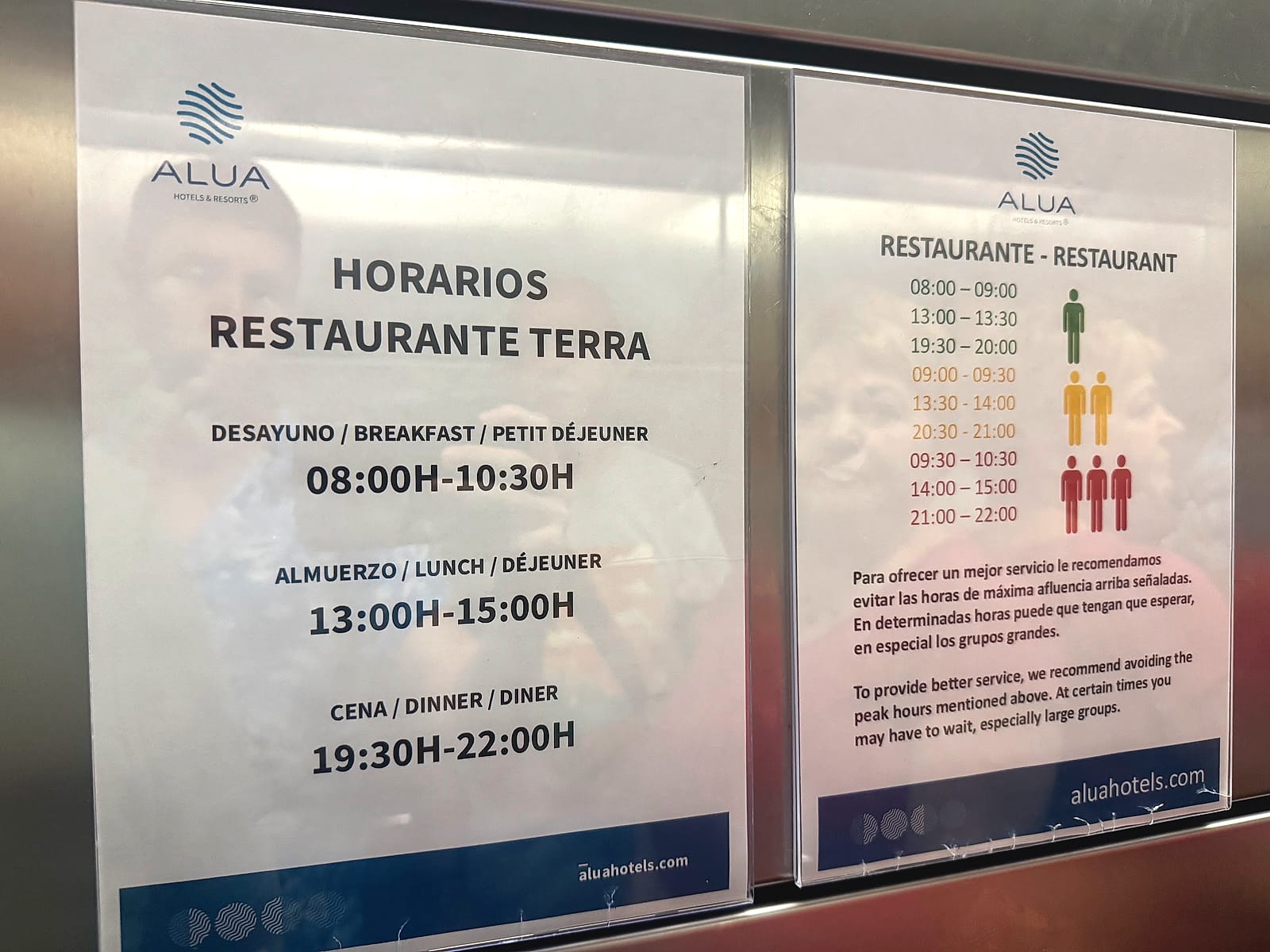 El cartel de horarios del restaurante del Alua Golf Trinidad, con las horas de más y menos afluencia