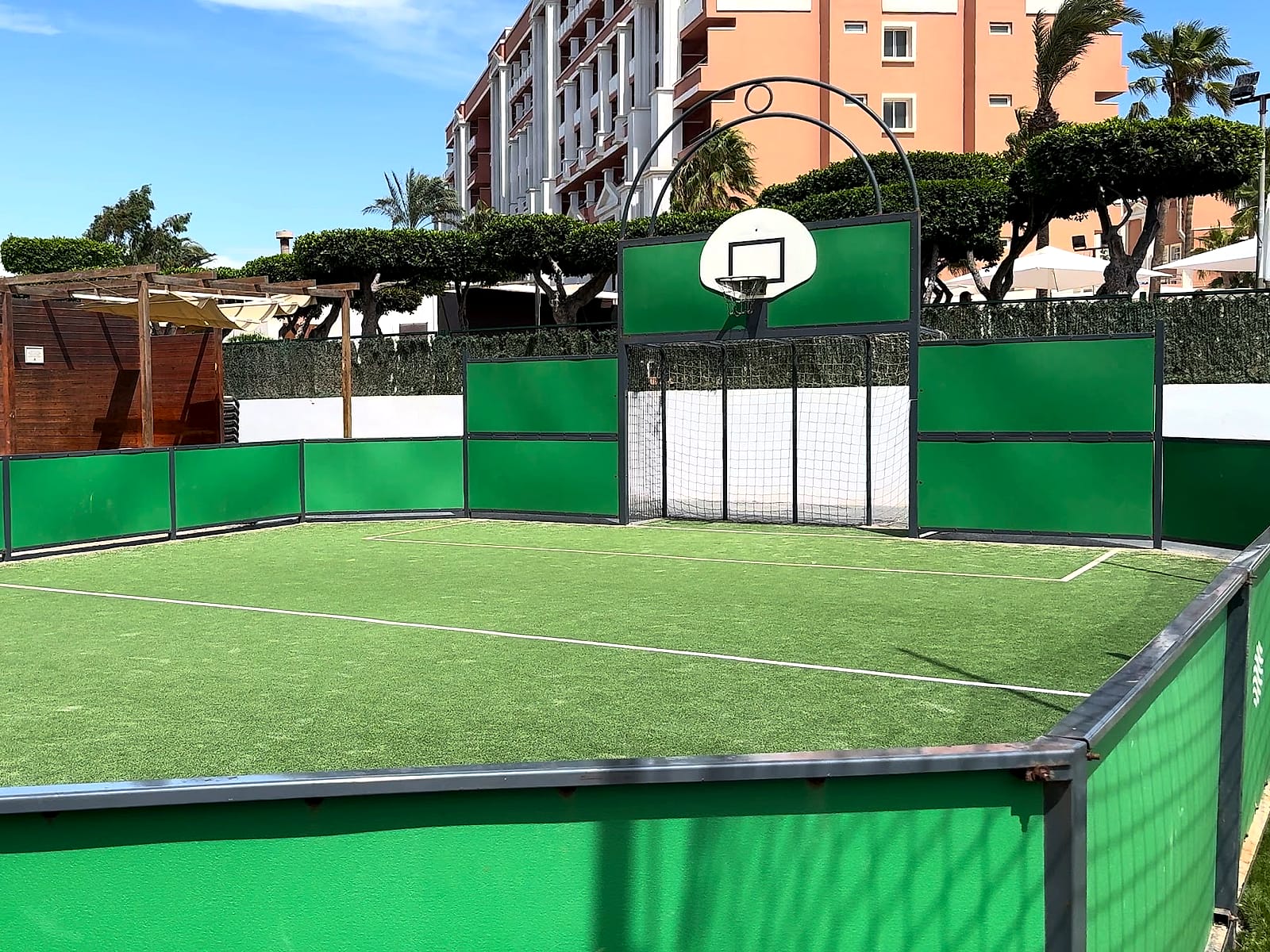 La pista de futbito del Alua Golf Trinidad, con césped artificial y una canasta