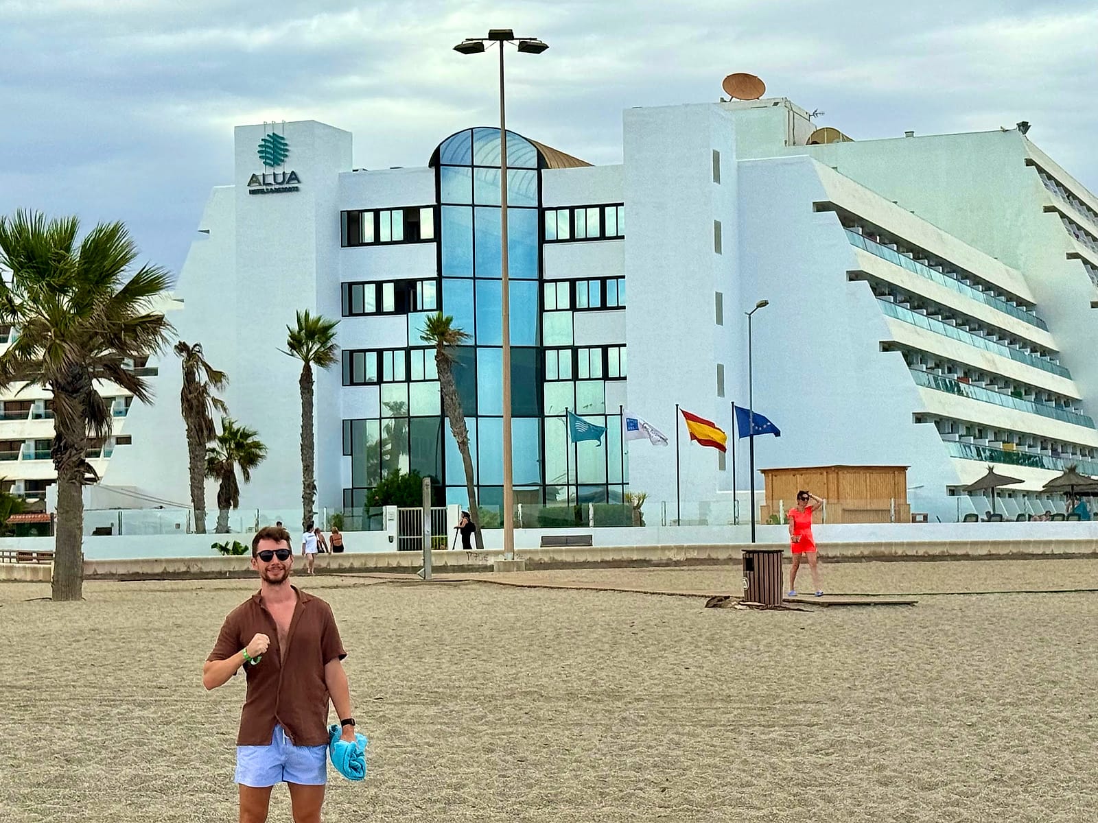 Javier Sobrino en Playa Serena, delante de la fachada del Alua Golf Trinidad