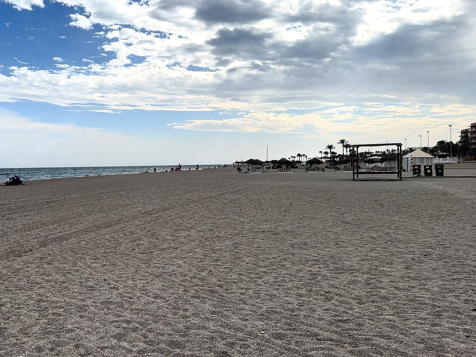 Playa Serena, en Roquetas de Mar, ancha y de arena gruesa, delante del Alua Golf Trinidad