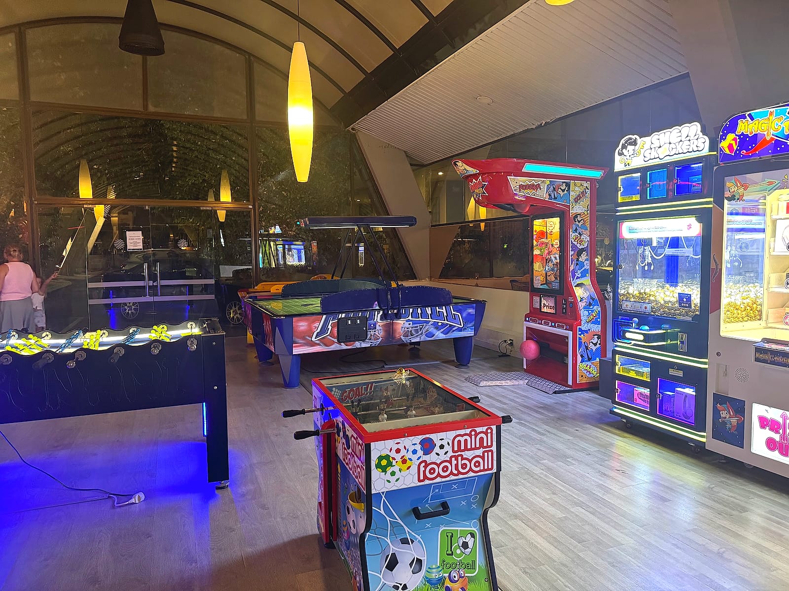 La sala de juegos del Alua Golf Trinidad, con futbolín, mesa de aire y máquinas recreativas