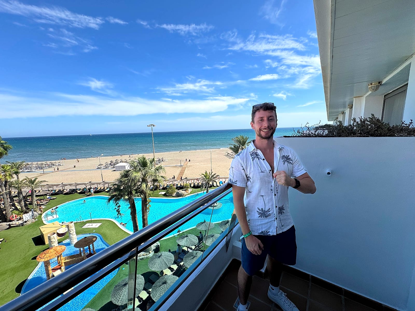 Javier Sobrino en la terraza de la suite del Alua Golf Trinidad, con las piscinas y la playa detrás
