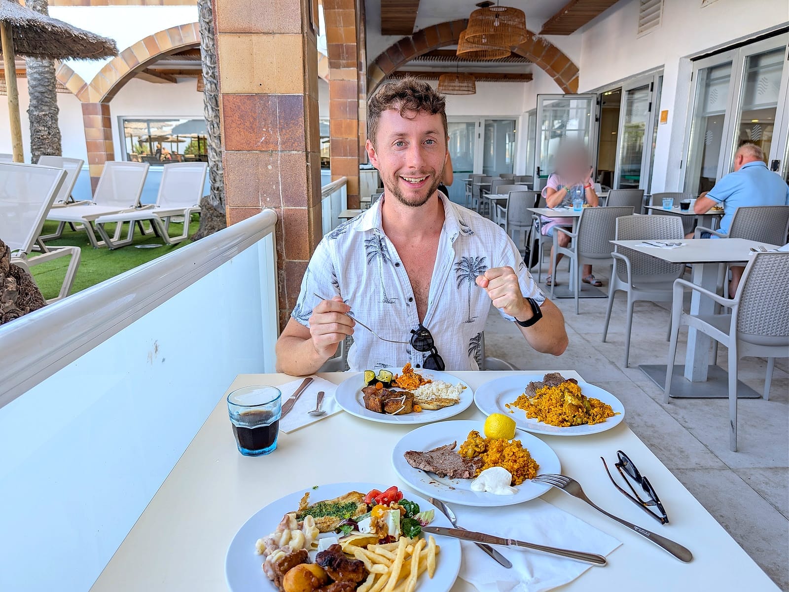 Javier Sobrino almorzando en la terraza del AluaSun Doblemar, con paella, carne y patatas