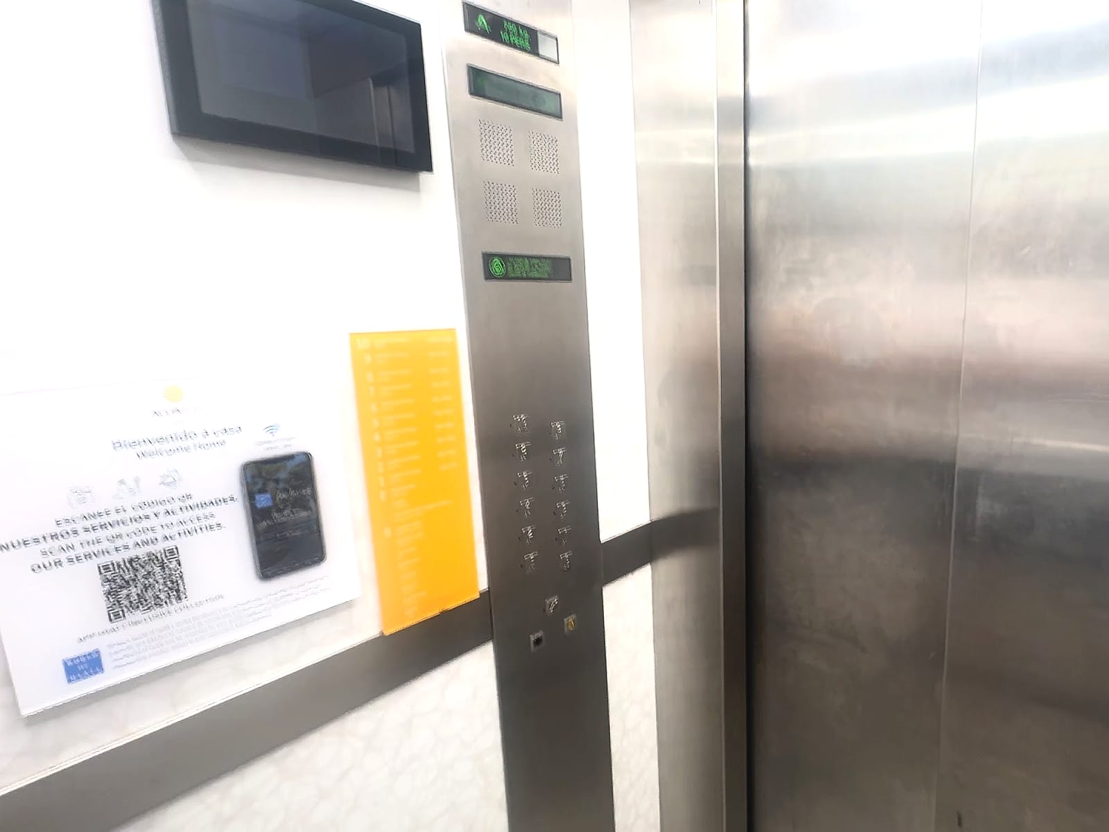Las puertas de los ascensores del AluaSun Doblemar