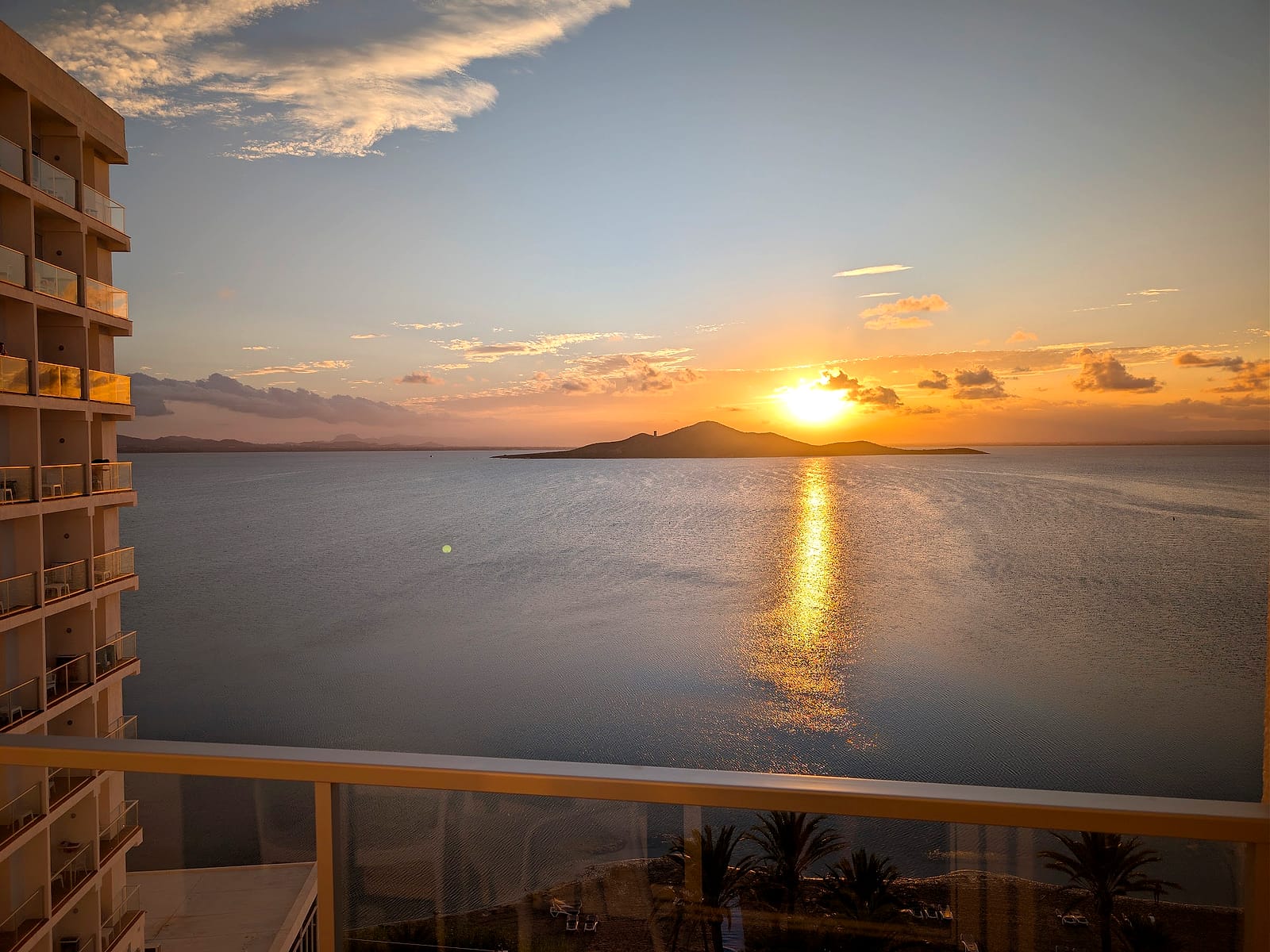 El atardecer sobre el Mar Menor desde la terraza de la habitación del AluaSun Doblemar