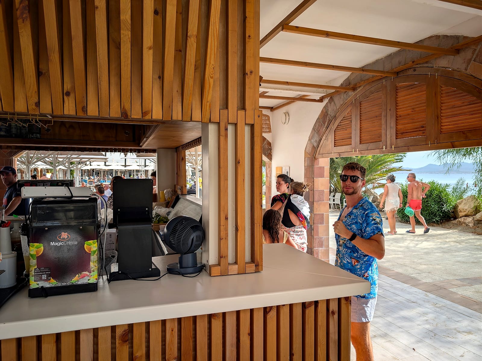 Javier Sobrino en el bar de la zona de piscina del AluaSun Doblemar