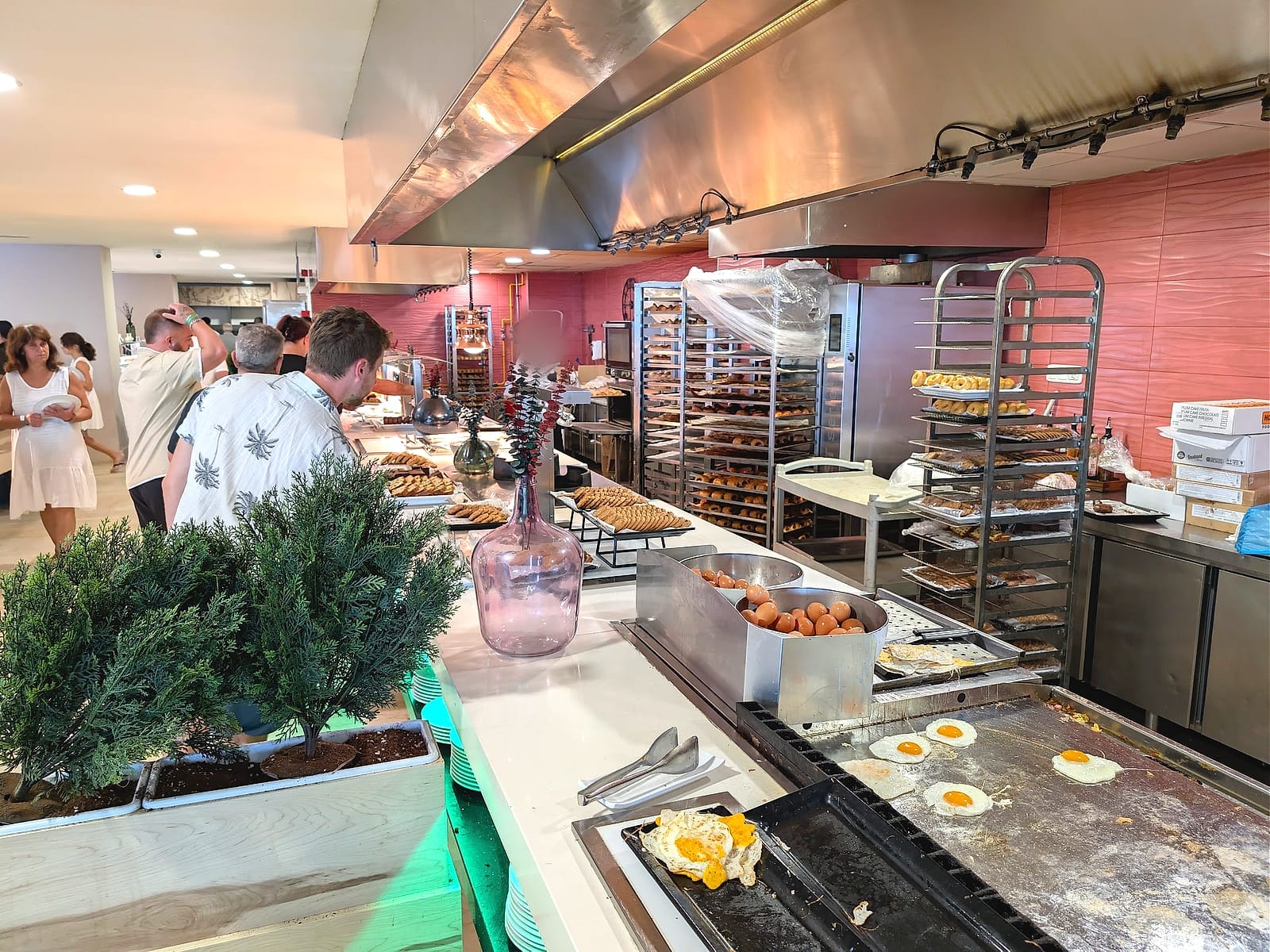 El buffet del desayuno del AluaSun Doblemar, con la plancha de huevos y los carros de bollería