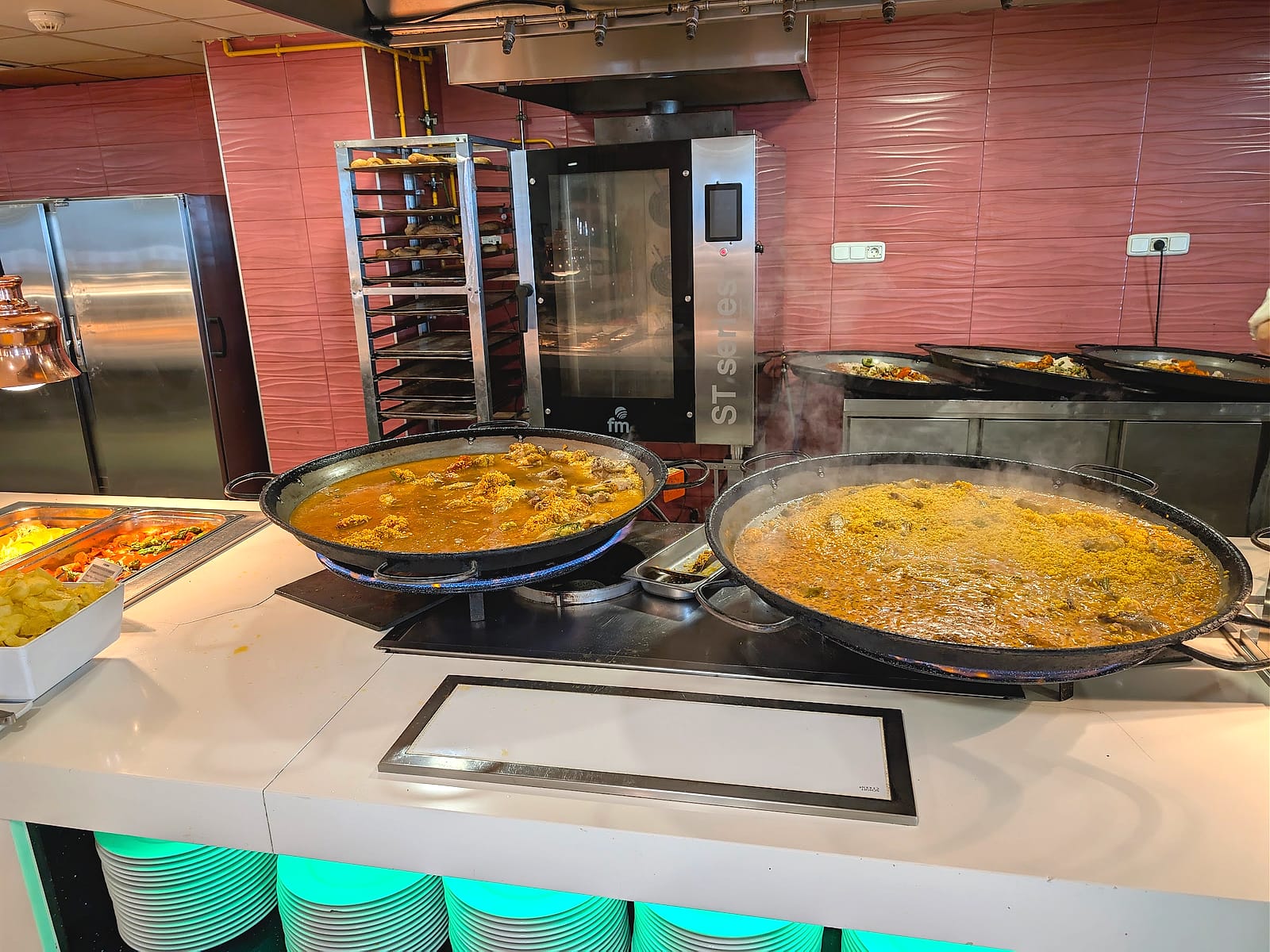 Dos paellas en el buffet del AluaSun Doblemar