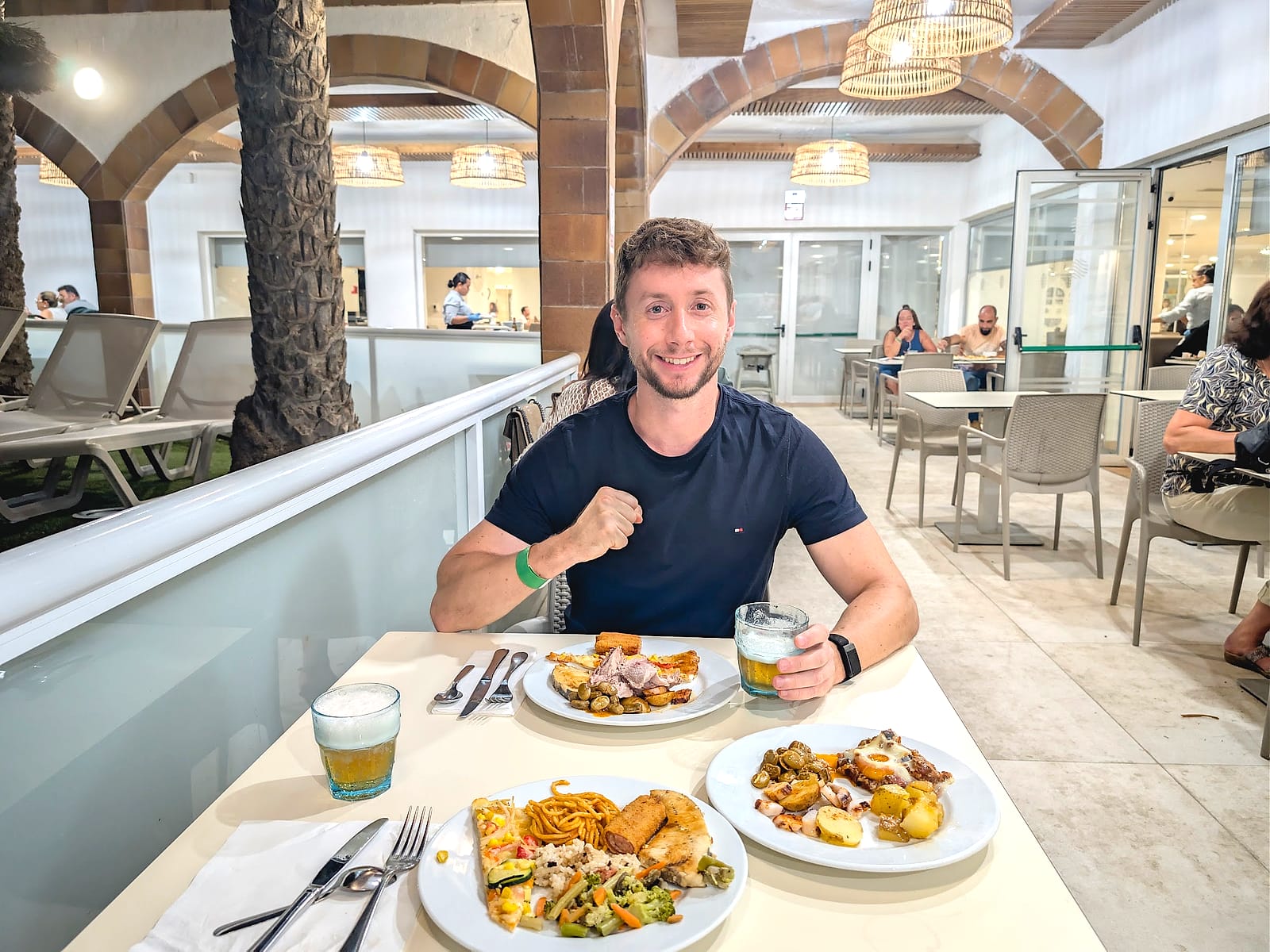 Javier Sobrino cenando en la terraza del AluaSun Doblemar