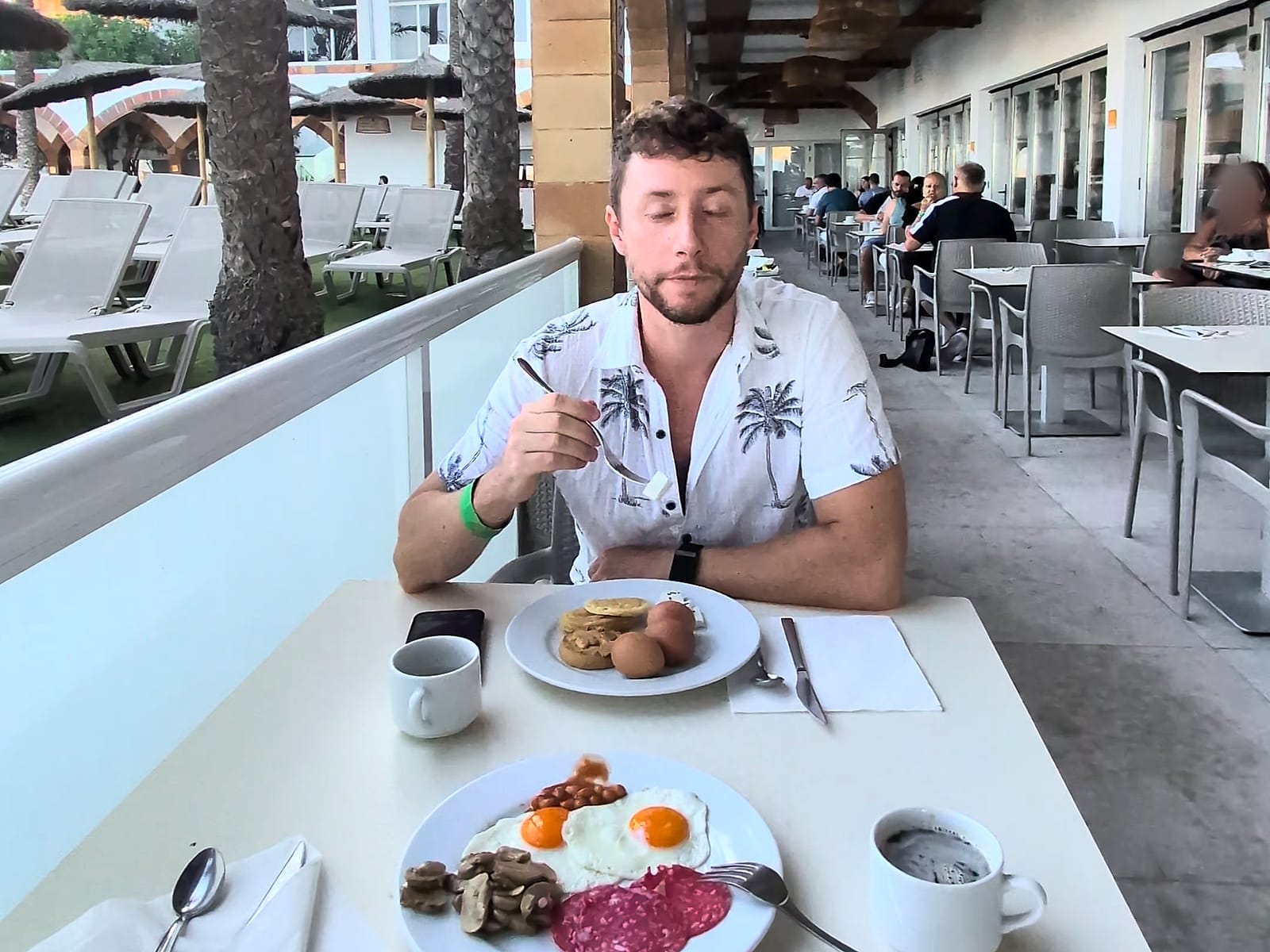 Javier Sobrino desayunando en la terraza del AluaSun Doblemar