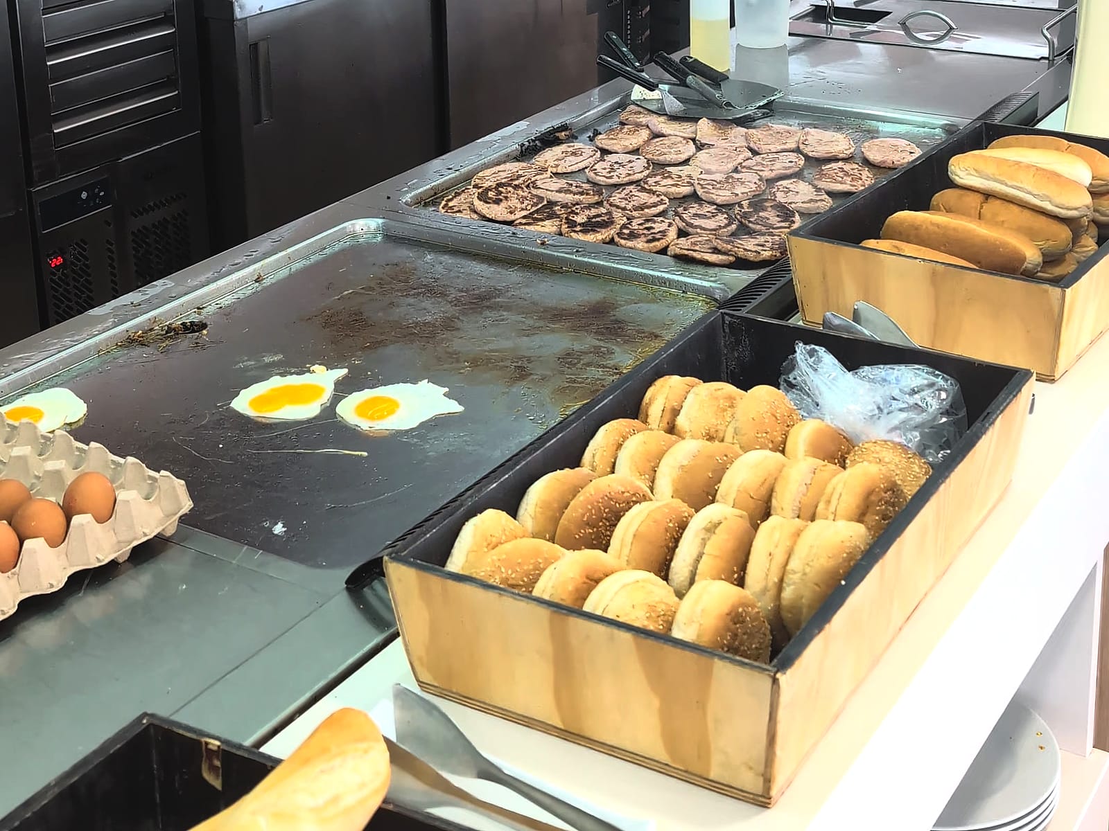 La plancha del almuerzo del AluaSun Doblemar, con huevos fritos, hamburguesas y sus panes
