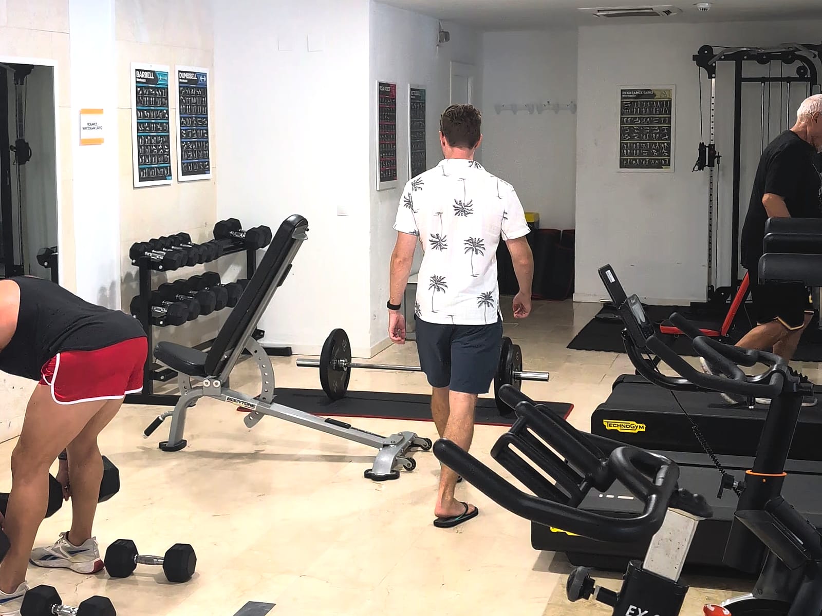 El gimnasio del AluaSun Doblemar, con bicicletas, máquinas y mancuernas