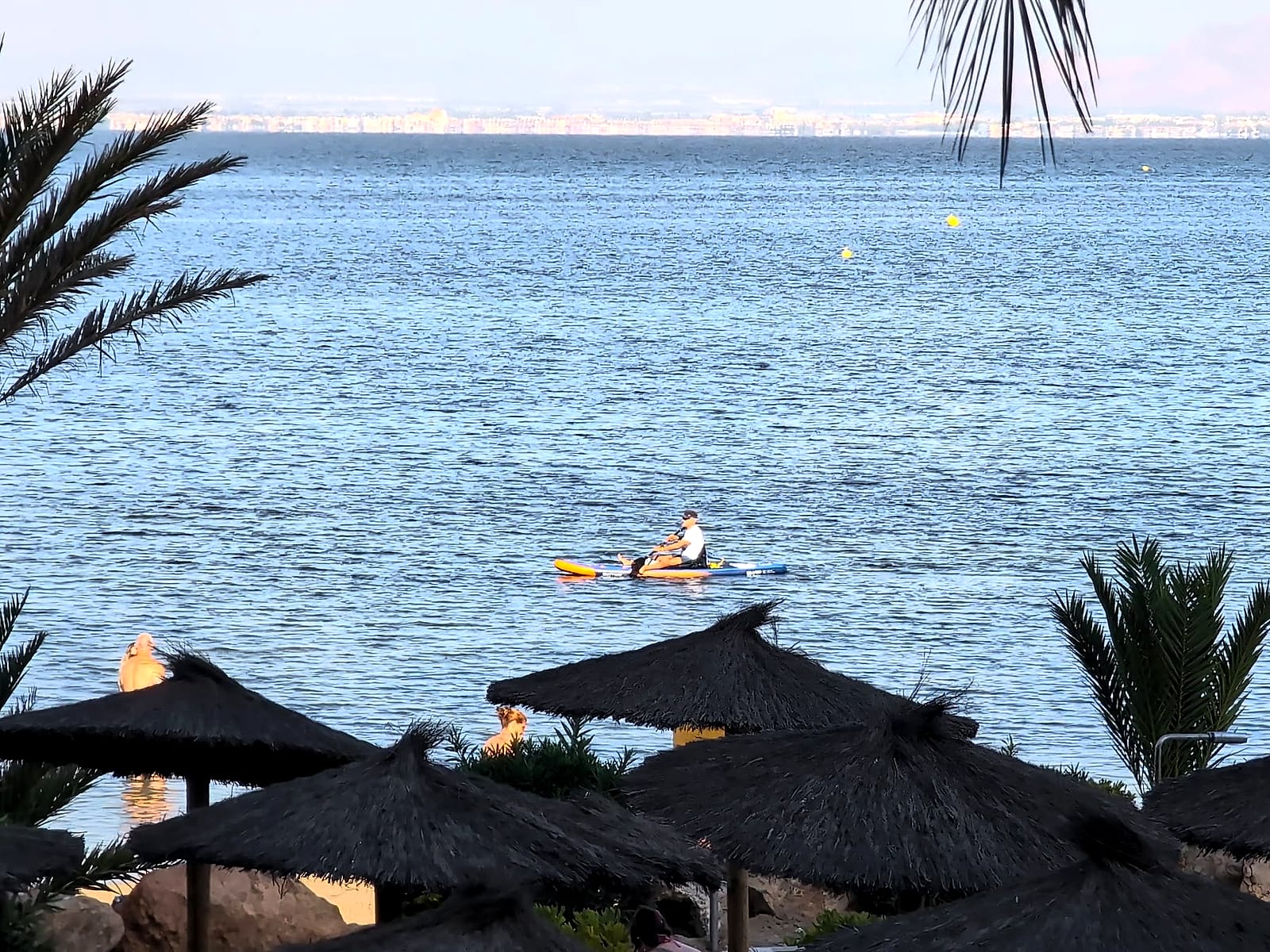 El Mar Menor desde el AluaSun Doblemar, con un kayak en el agua tranquila y las sombrillas de la playa