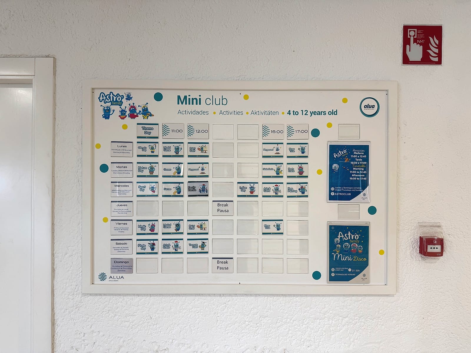 El cartel del miniclub del AluaSun Doblemar, para niños de 4 a 12 años, con sus horarios