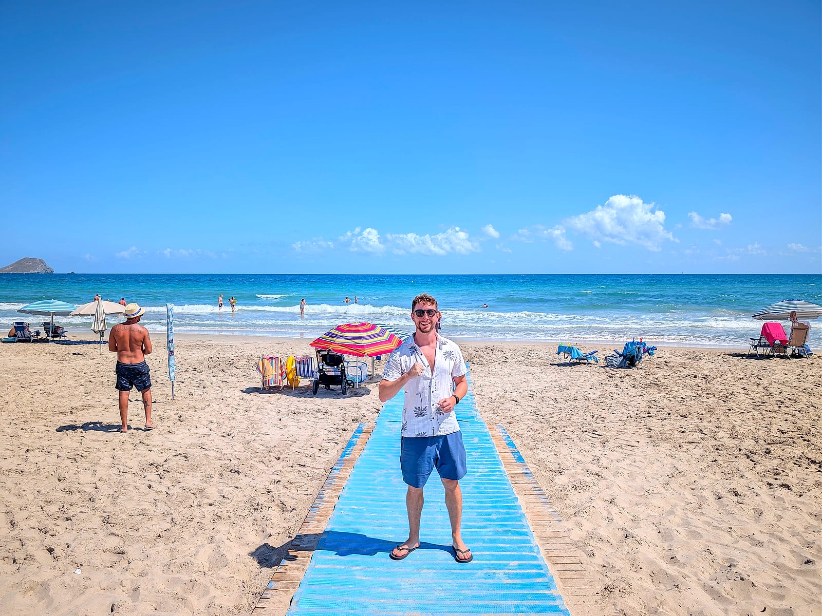 Javier Sobrino en la pasarela de la playa del Mediterráneo, a dos minutos andando del AluaSun Doblemar