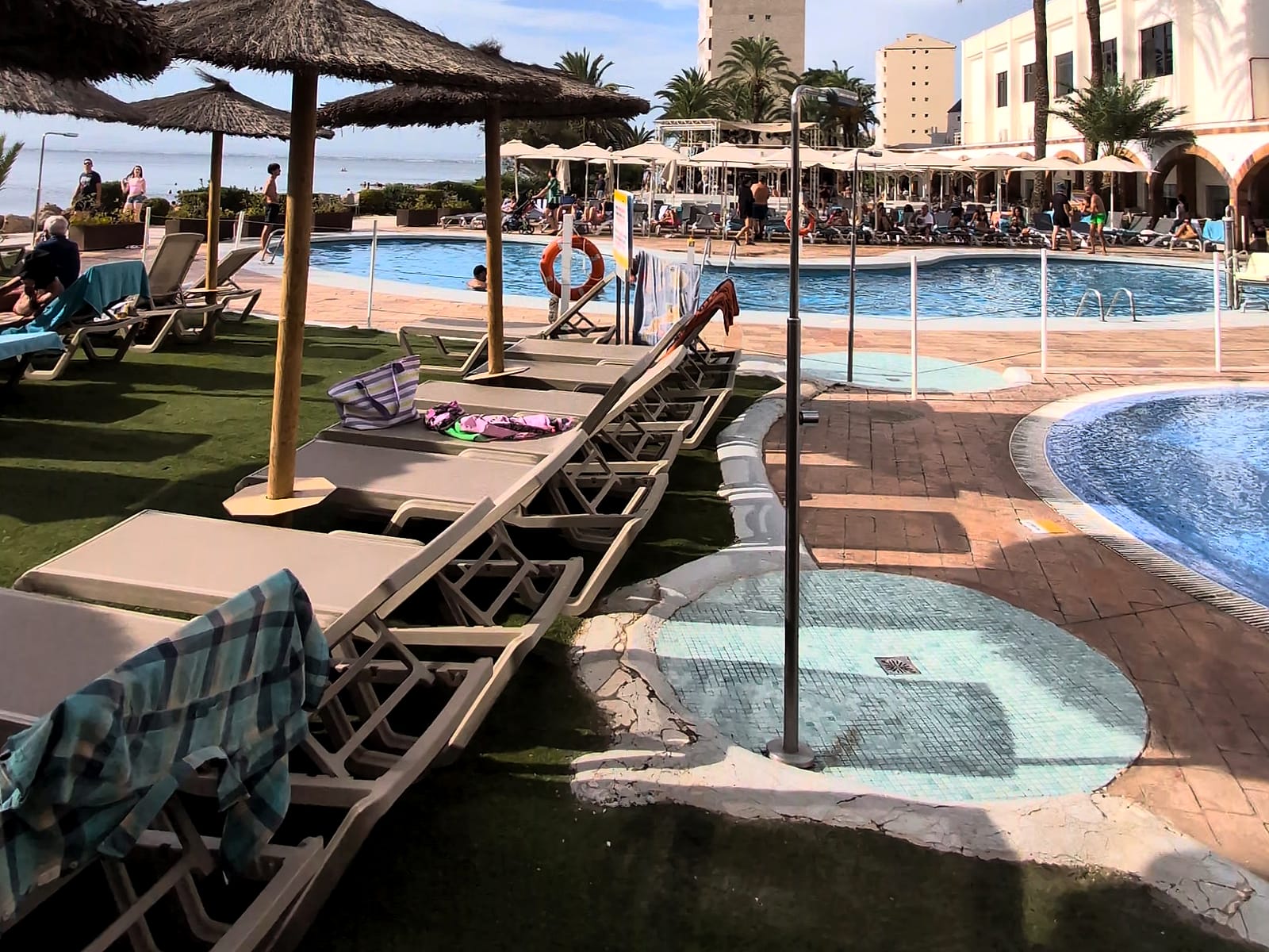La piscina circular para niños pequeños del AluaSun Doblemar, junto a la principal