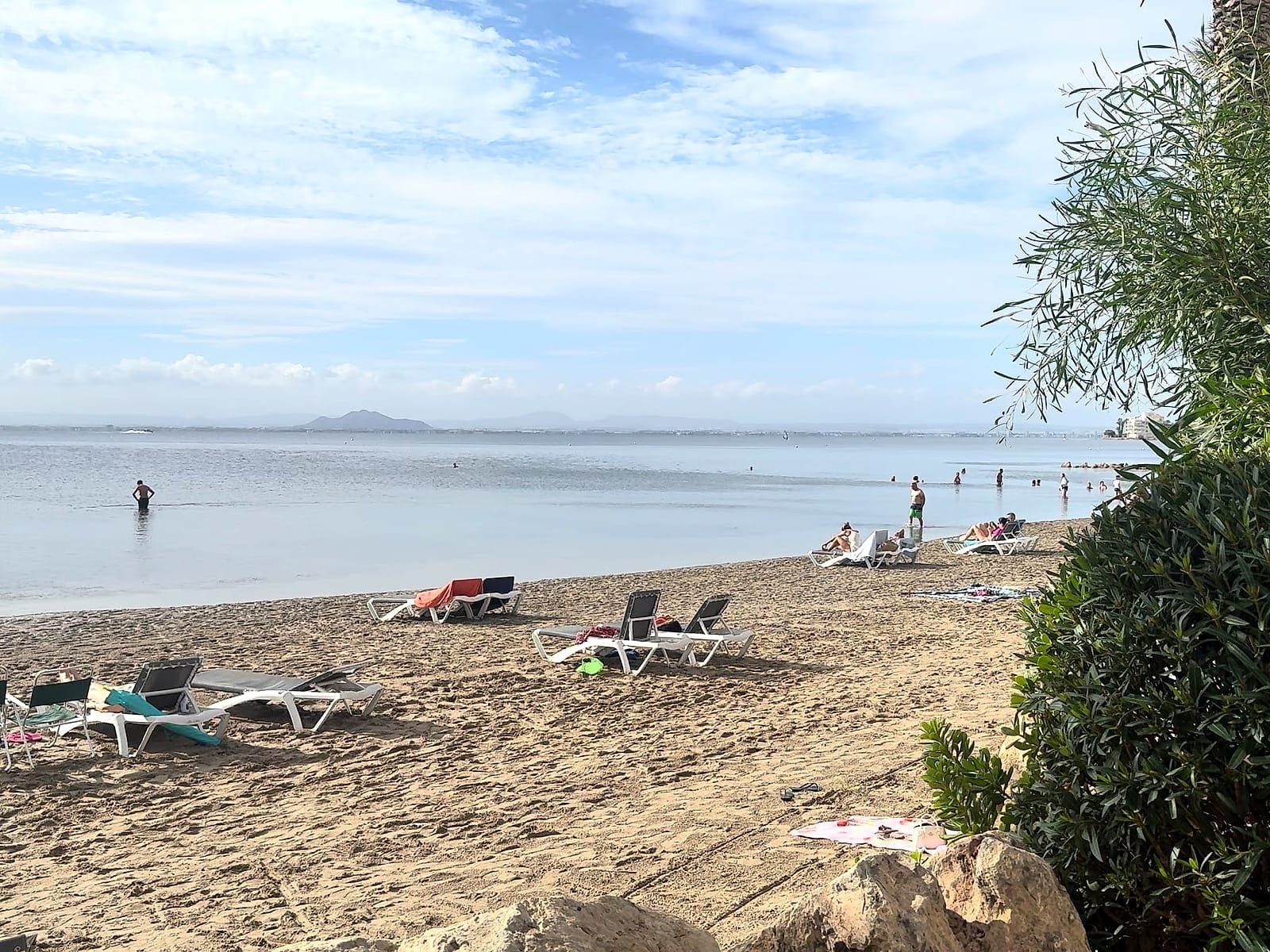 La playa del Mar Menor delante del AluaSun Doblemar, con el agua en calma y tumbonas