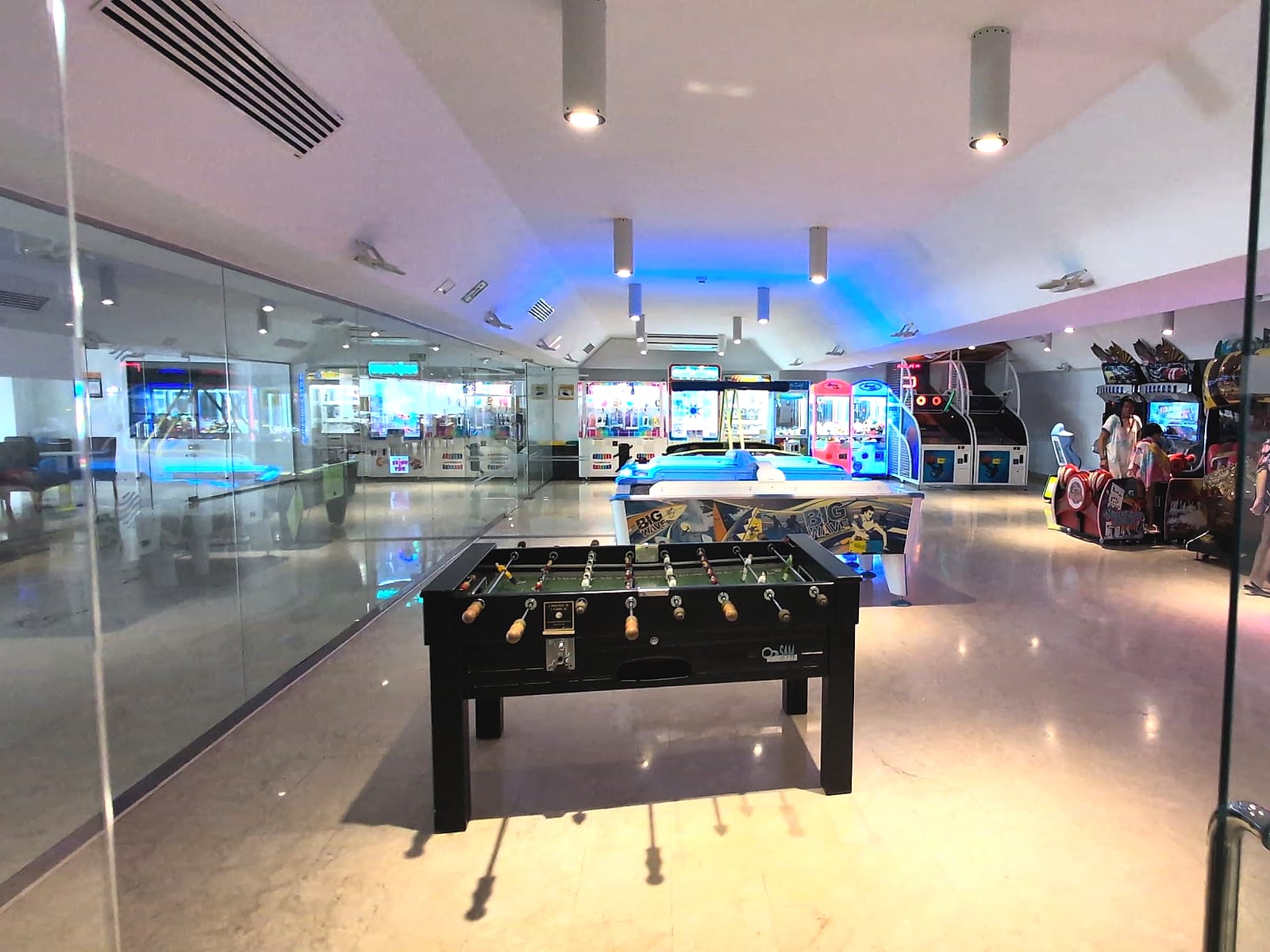 La sala recreativa del AluaSun Doblemar, con futbolín, mesa de aire y máquinas arcade
