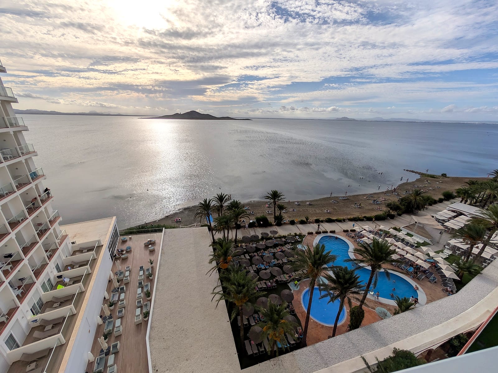 Las vistas desde la terraza de la habitación del AluaSun Doblemar: el Mar Menor, la playa y las piscinas