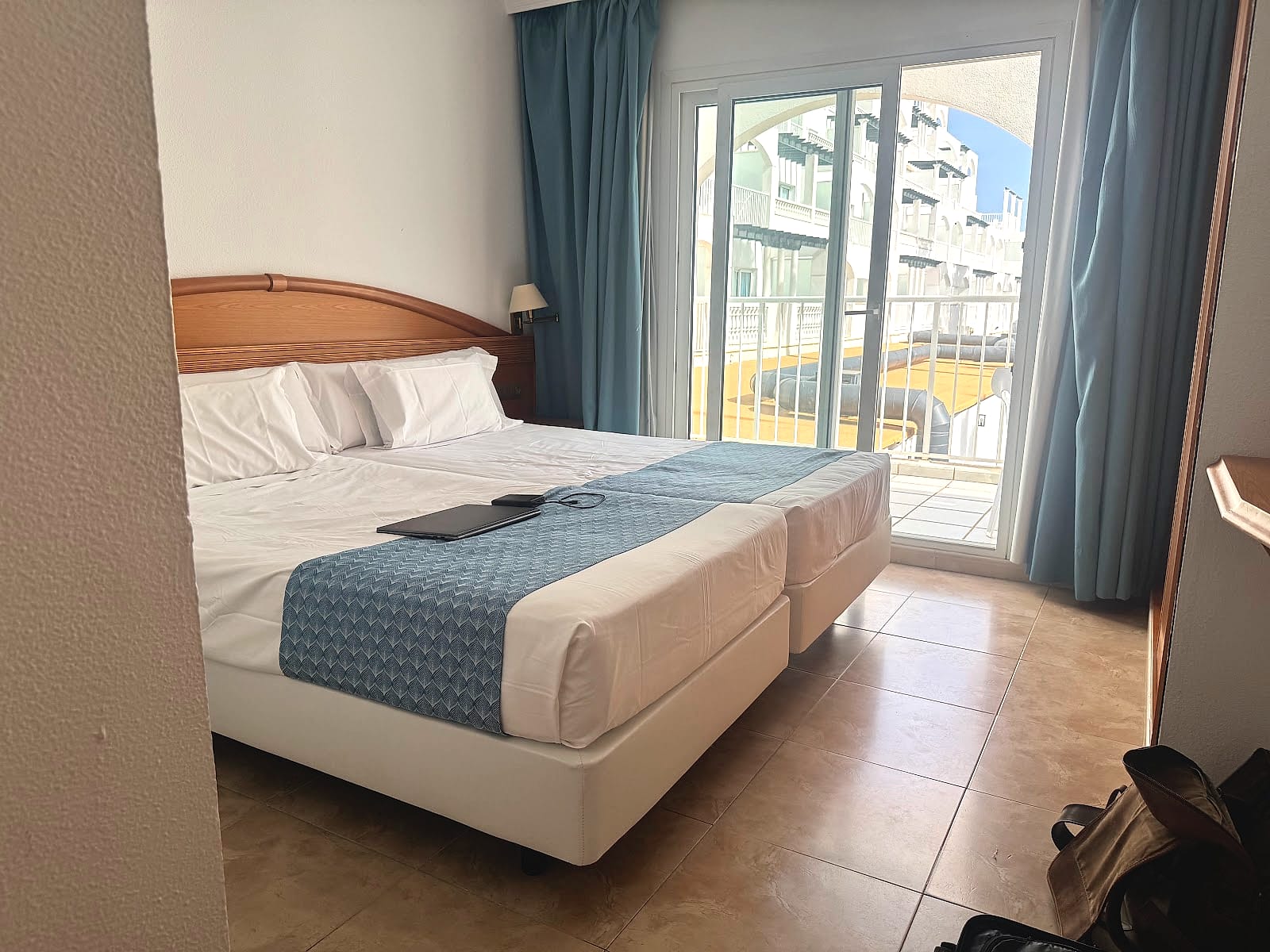 Dormitorio del apartamento del Hotel Bahía Serena, con dos camas juntas y salida a la terraza