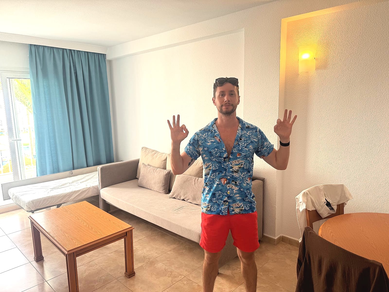 Javier Sobrino en el salón del apartamento de 45 m² del Hotel Bahía Serena