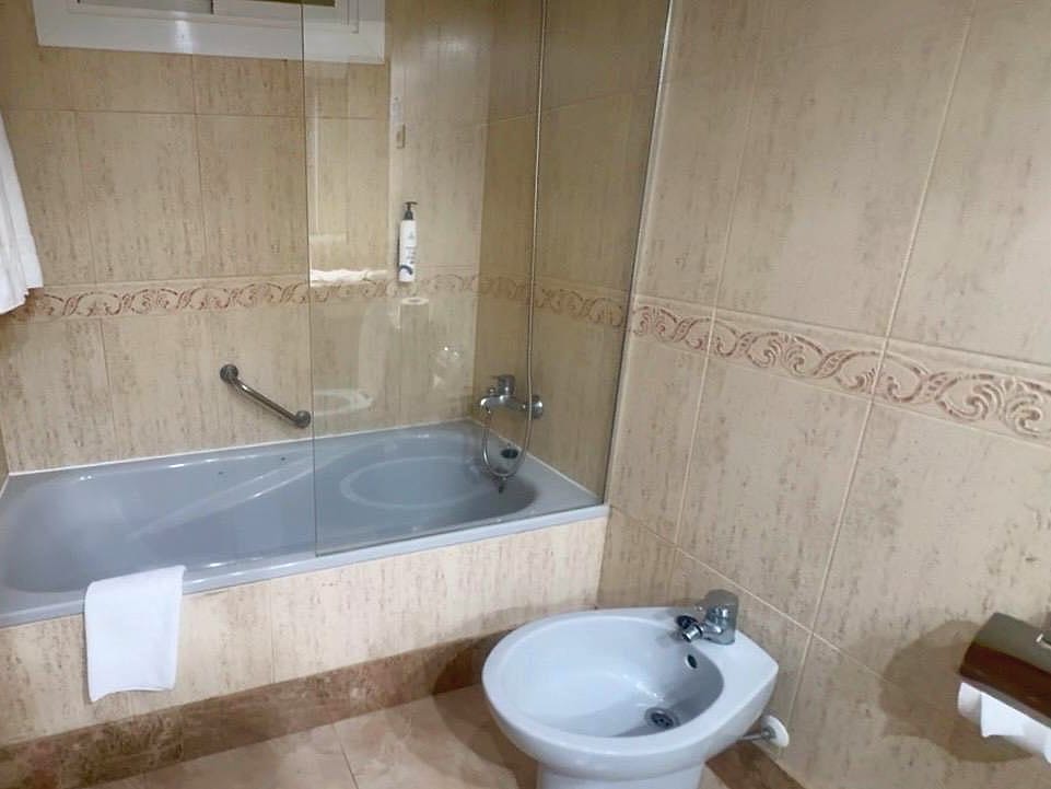 Baño del apartamento del Hotel Bahía Serena, con bañera con mampara y bidé