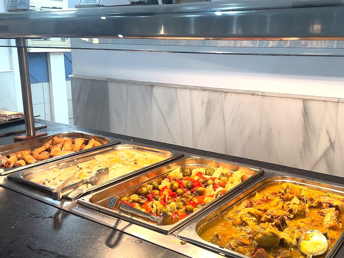 El buffet caliente del almuerzo del Hotel Bahía Serena, con guisos, verduras y pollo