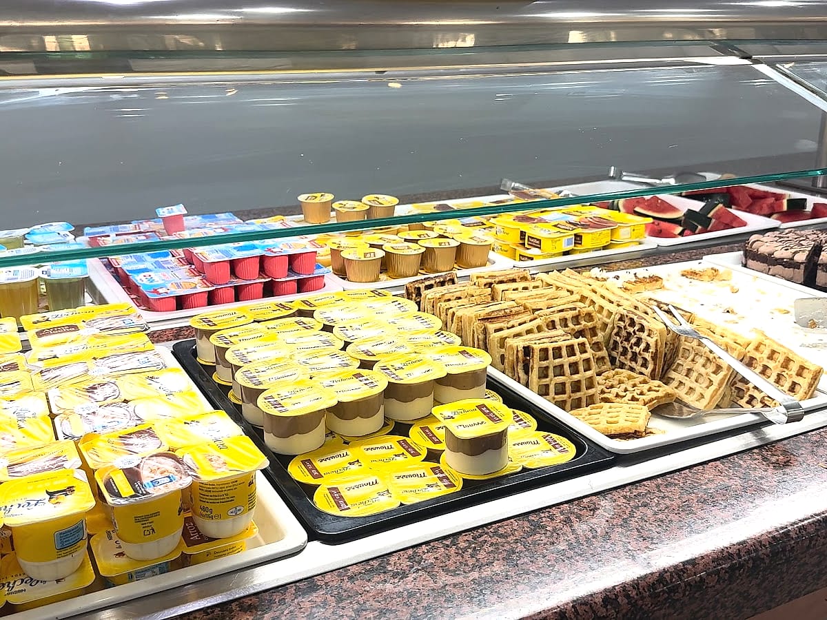 Yogures, gofres y postres en el buffet del Hotel Bahía Serena
