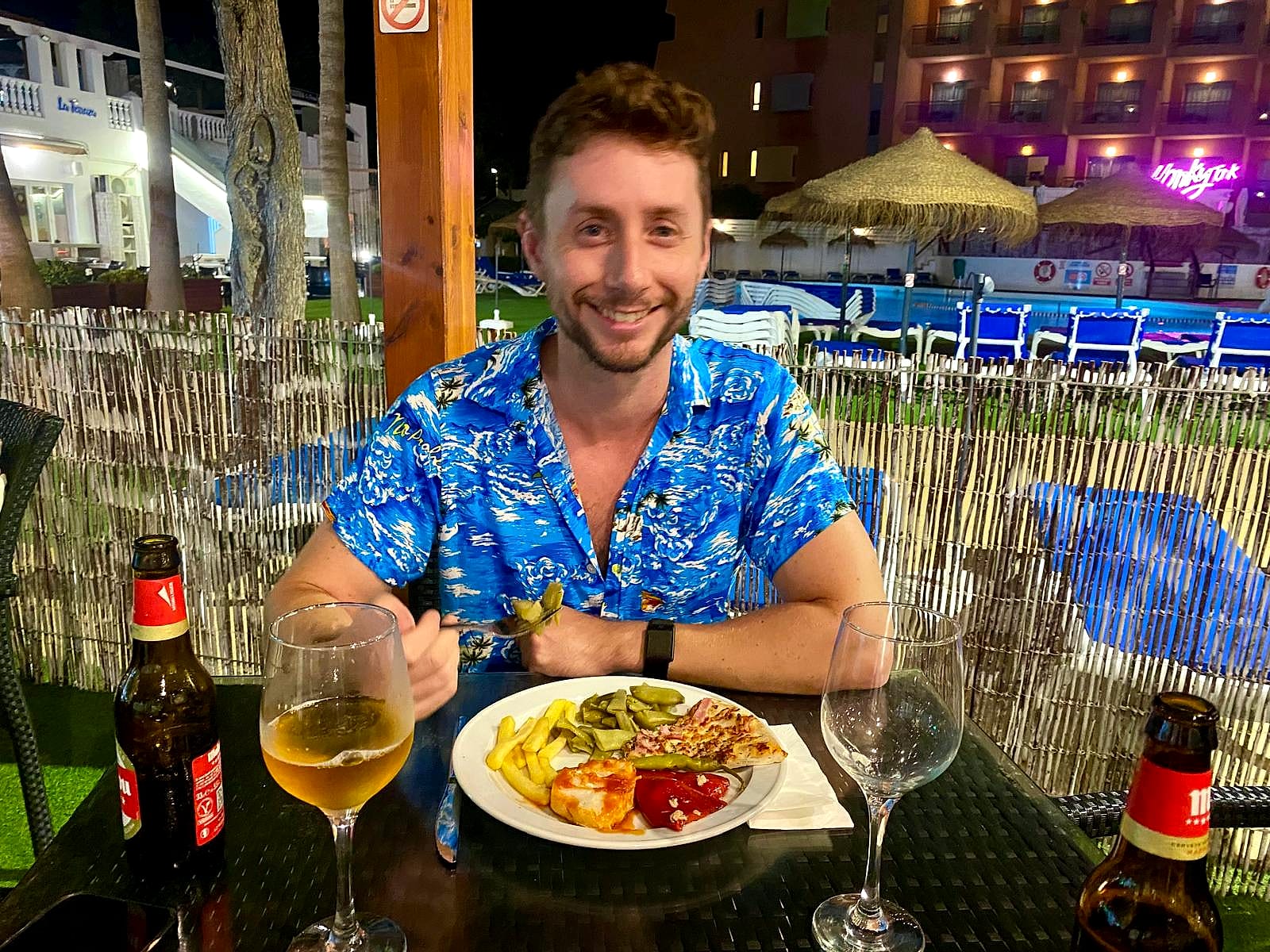 Javier Sobrino cenando de noche en la terraza junto a la piscina del Hotel Bahía Serena