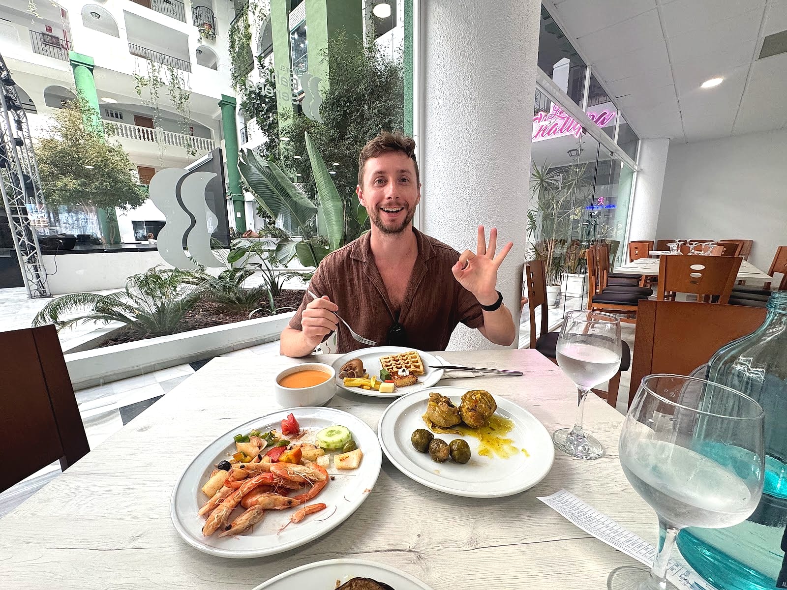 Javier Sobrino comiendo en el buffet del Hotel Bahía Serena, con langostinos y otros platos del día