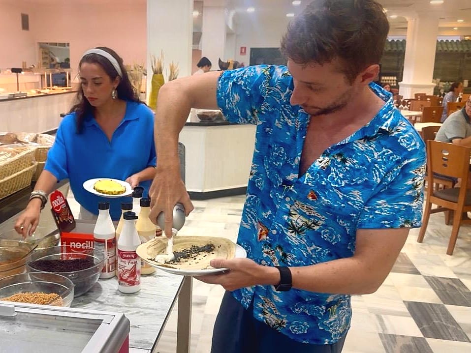 Javier Sobrino poniendo nata a un crepe en el buffet del desayuno del Hotel Bahía Serena