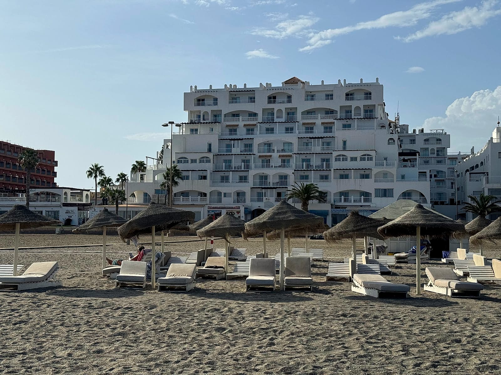 El Hotel Bahía Serena visto desde Playa Serena, con las hamacas y sombrillas de la playa delante