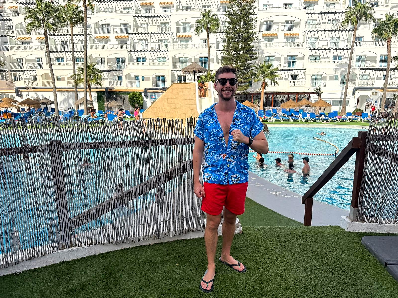 Javier Sobrino junto a la piscina del Hotel Bahía Serena, con los toboganes y el edificio blanco detrás