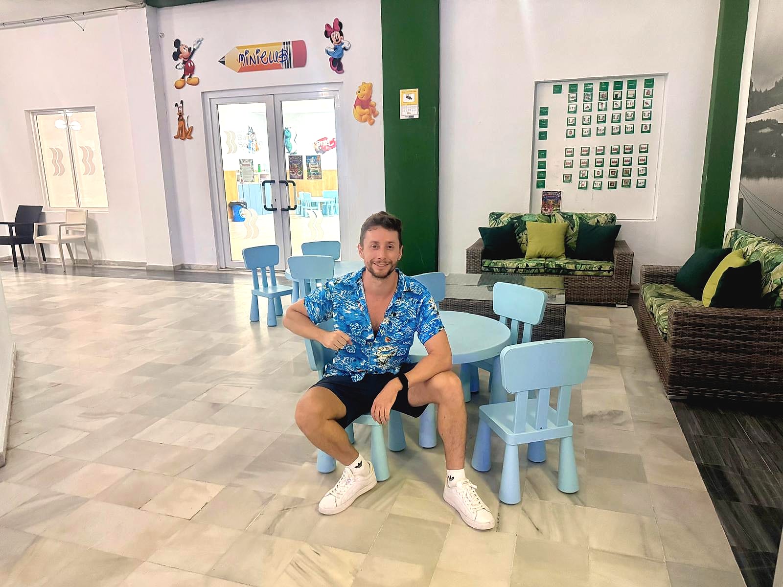 Javier Sobrino en una de las mesas infantiles de la entrada del miniclub del Hotel Bahía Serena