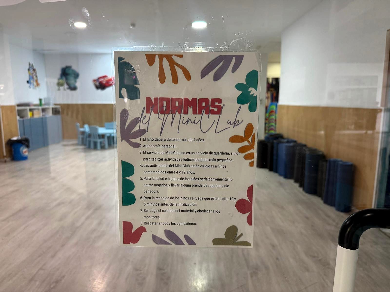Cartel con las normas del miniclub del Hotel Bahía Serena: para niños de 4 a 12 años y sin servicio de guardería