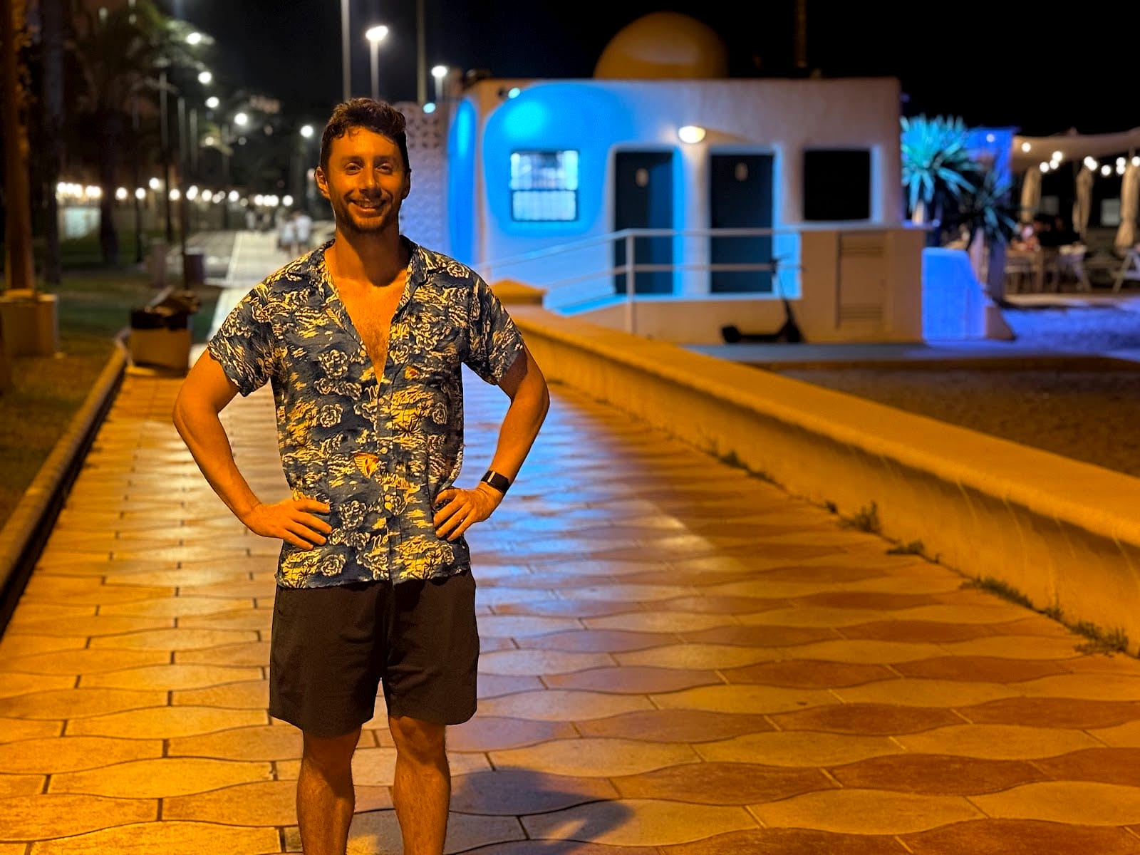 Javier Sobrino de noche en el paseo marítimo de Playa Serena
