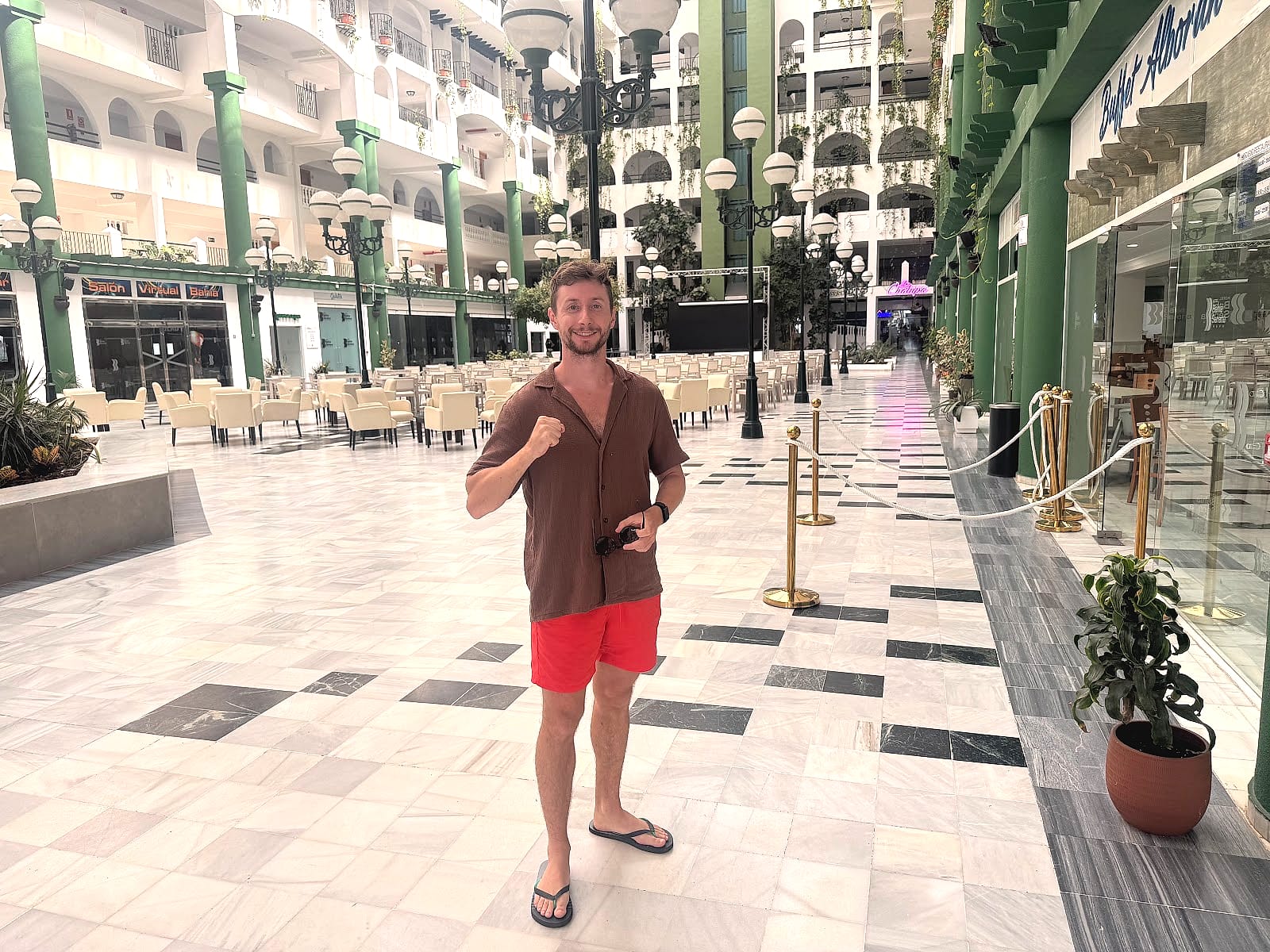 Javier Sobrino en el gran patio interior del Hotel Bahía Serena, con farolas y arcos de estilo andaluz