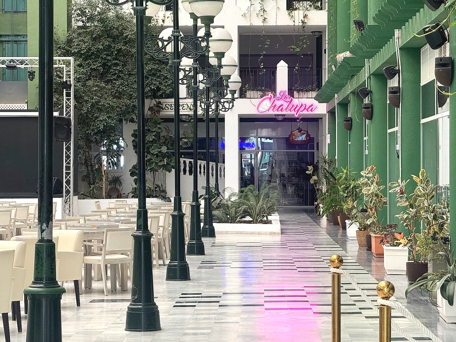 El patio interior del Hotel Bahía Serena, con las terrazas de los bares, farolas y plantas