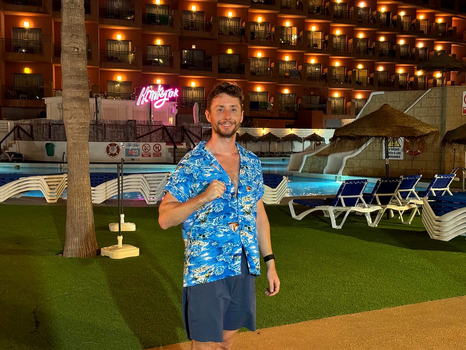 Javier Sobrino de noche junto a la piscina del Hotel Bahía Serena, con los toboganes al fondo
