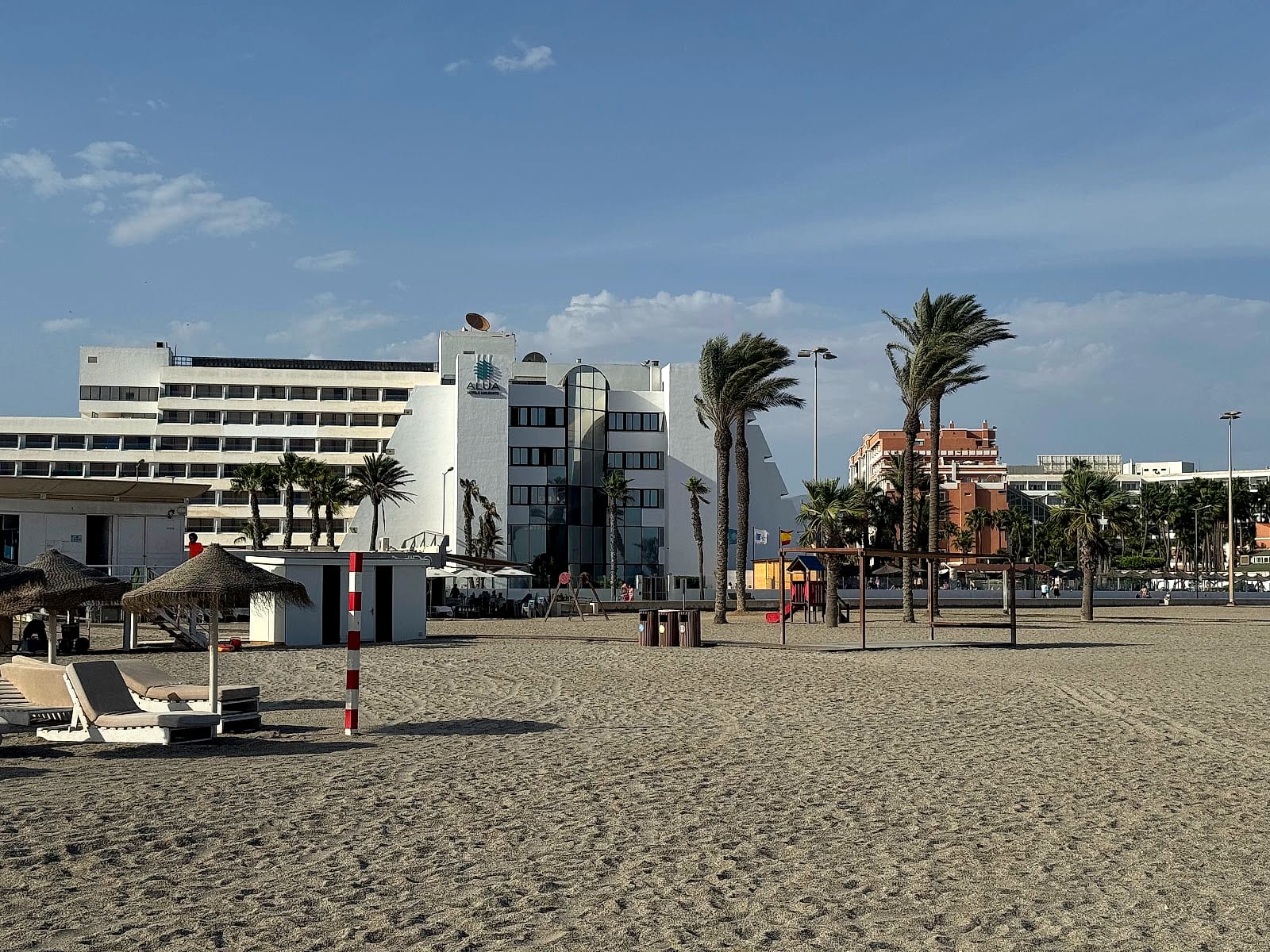 Playa Serena, ancha y de arena, frente a los hoteles de primera línea de Roquetas de Mar