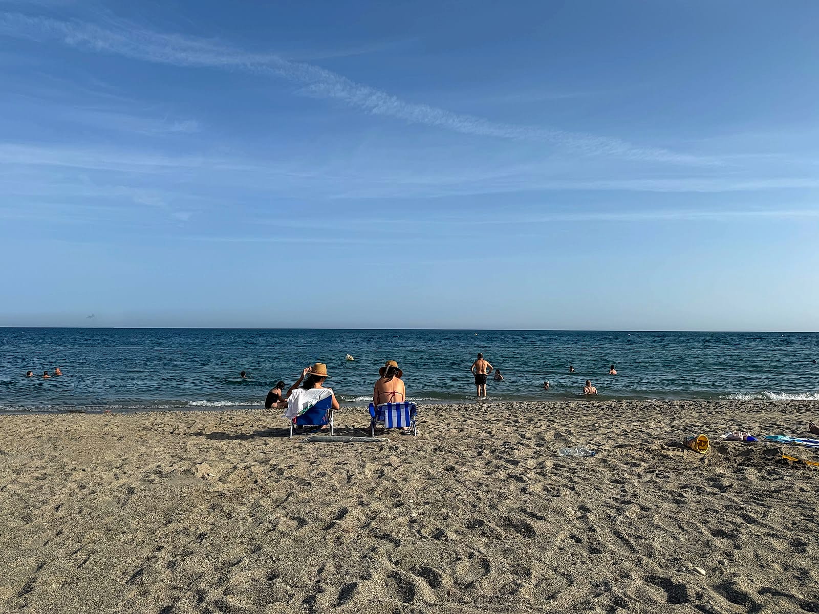 Playa Serena, la playa que tiene el hotel enfrente, con arena gruesa y el mar en calma