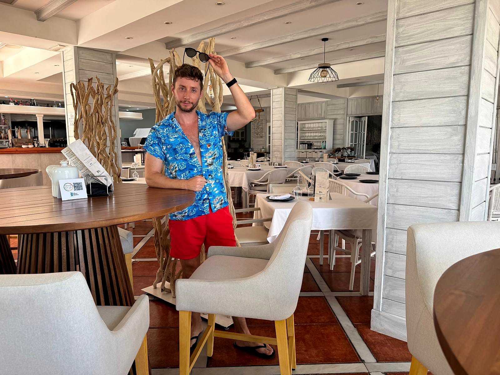 Javier Sobrino en el restaurante a la carta del Hotel Bahía Serena, decorado en madera blanca