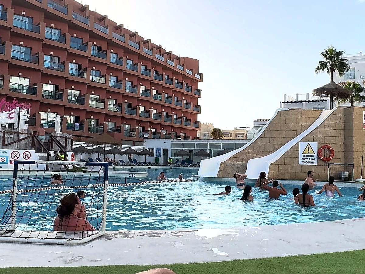 Partido de waterpolo con el equipo de animación en la piscina del Hotel Bahía Serena