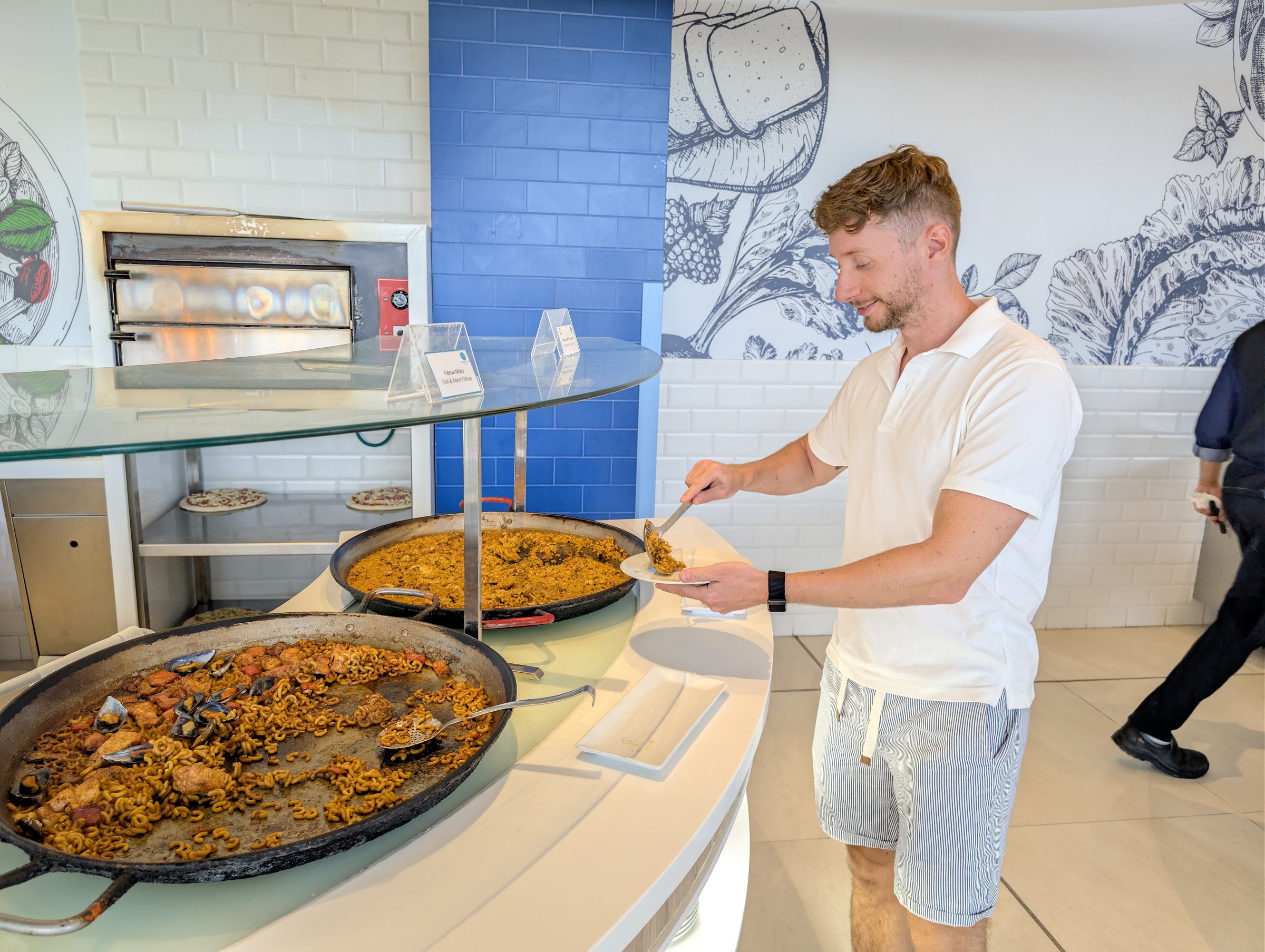 Javier Sobrino sirviéndose arroz de una paellera en el buffet del BCL Levante Club