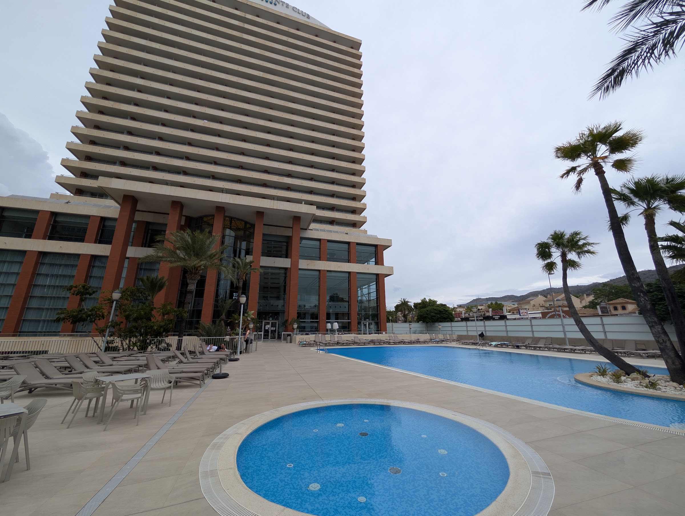 Torre del BCL Levante Club con la piscina, el jacuzzi exterior y palmeras