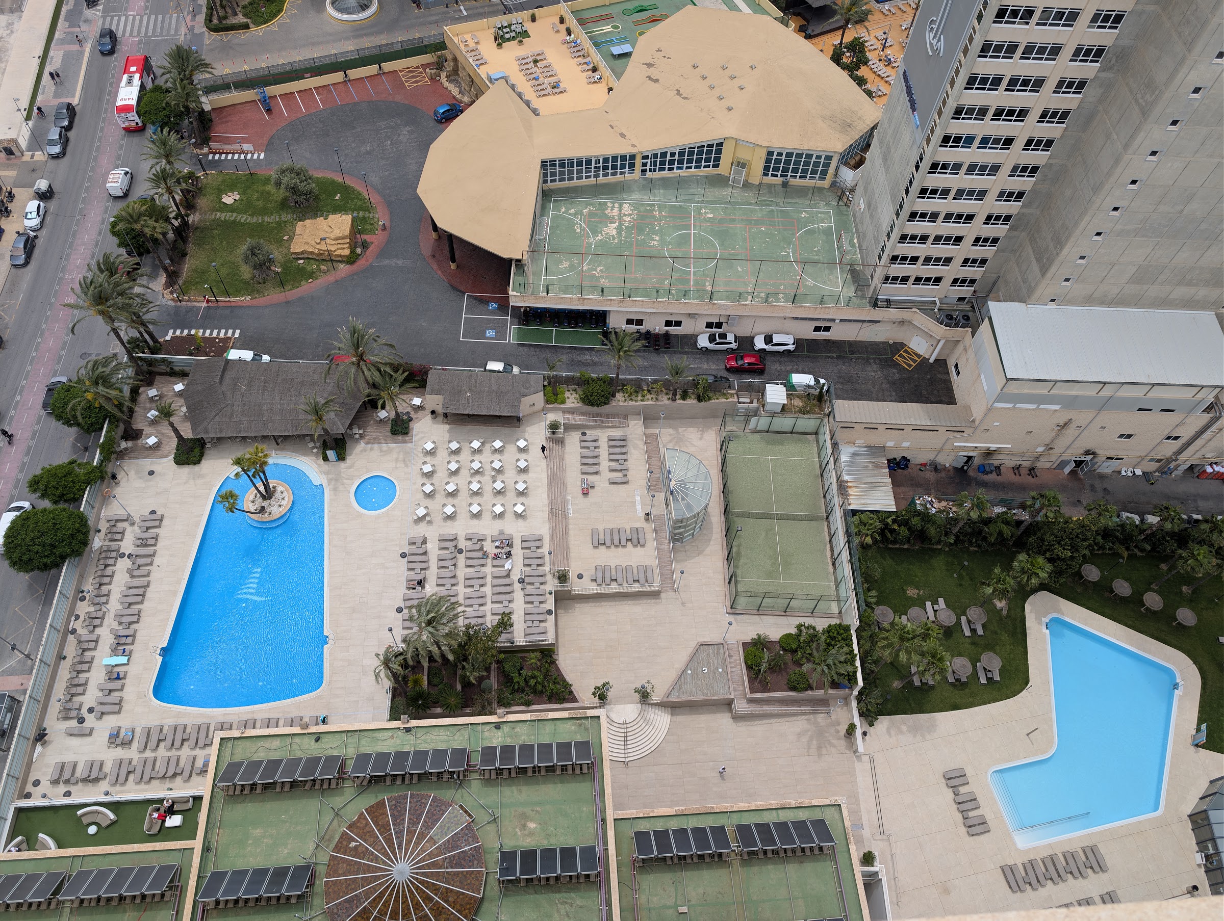 Piscina, hamacas y pista de pádel del BCL Levante Club vistas desde una planta alta