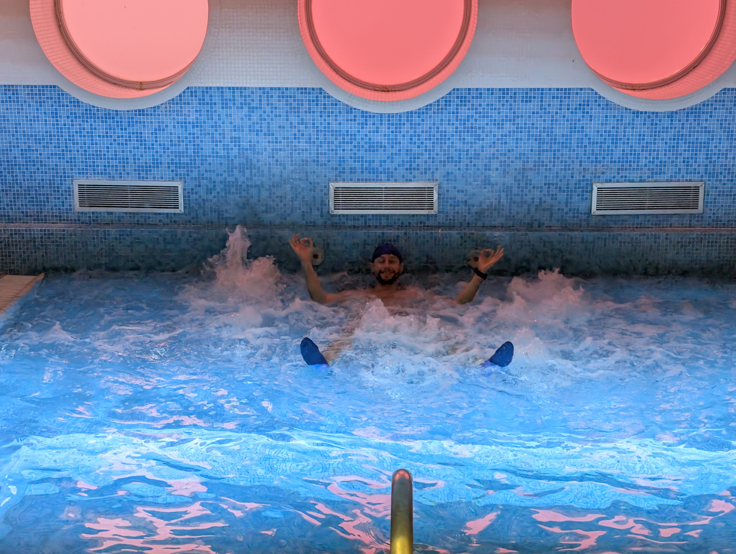 Javier Sobrino relajado entre las burbujas del hidromasaje del spa del BCL Levante Club